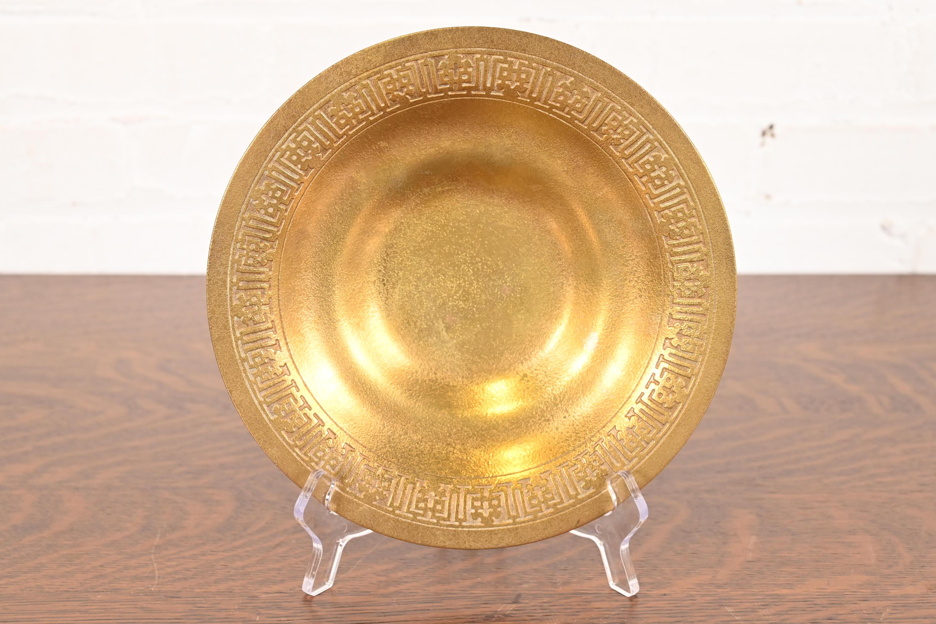 Magnifique assiette ou bol peu profond en bronze doré d'époque Arts & Crafts ou Art Deco

Par Tiffany Studios (signé sur le dessous)

New York, États-Unis, Début du XXe siècle

Dimensions : 9 