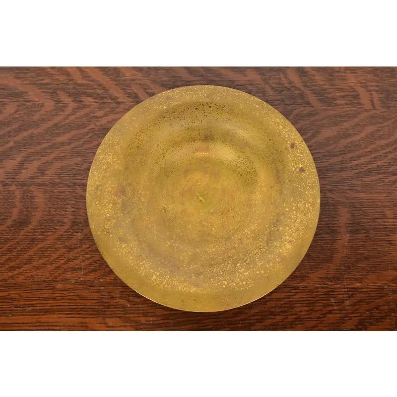 Ein wunderschöner vergoldeter Bronzeteller oder eine flache Schale aus der Zeit des Arts & Crafts oder Art Deco

Von Tiffany Studios (signiert auf der Unterseite)

New York, USA, Anfang des 20. Jahrhunderts

Maße: 9 