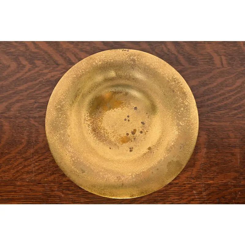 Ein wunderschöner vergoldeter Bronzeteller oder eine flache Schale aus der Zeit des Arts & Crafts oder Art Deco

Von Tiffany Studios (signiert auf der Unterseite)

New York, USA, Anfang des 20. Jahrhunderts

Maße: 9 