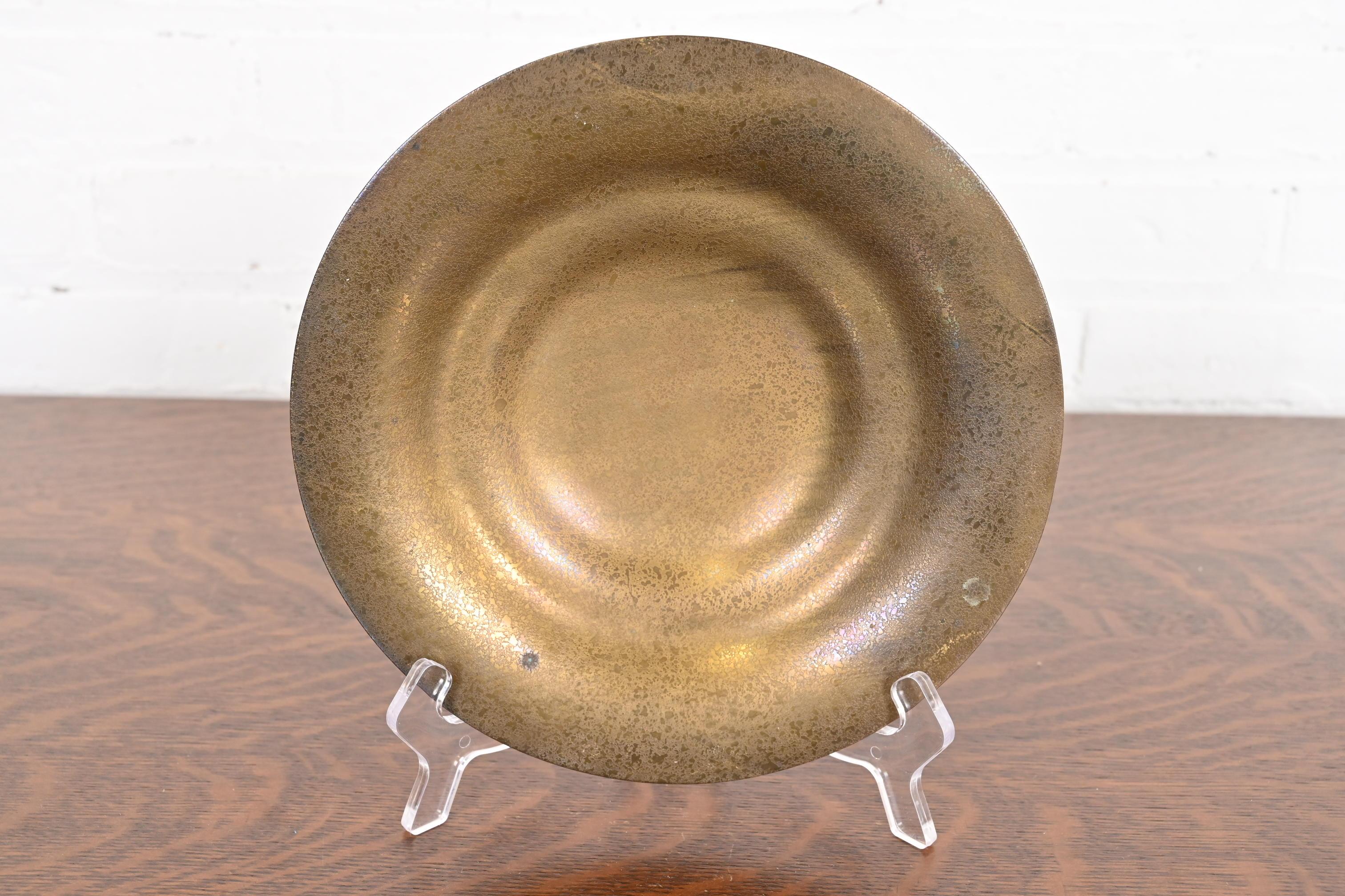 Arts and Crafts Tiffany Studios New York Bronze Doré Plate ou Shallow Bowl en vente
