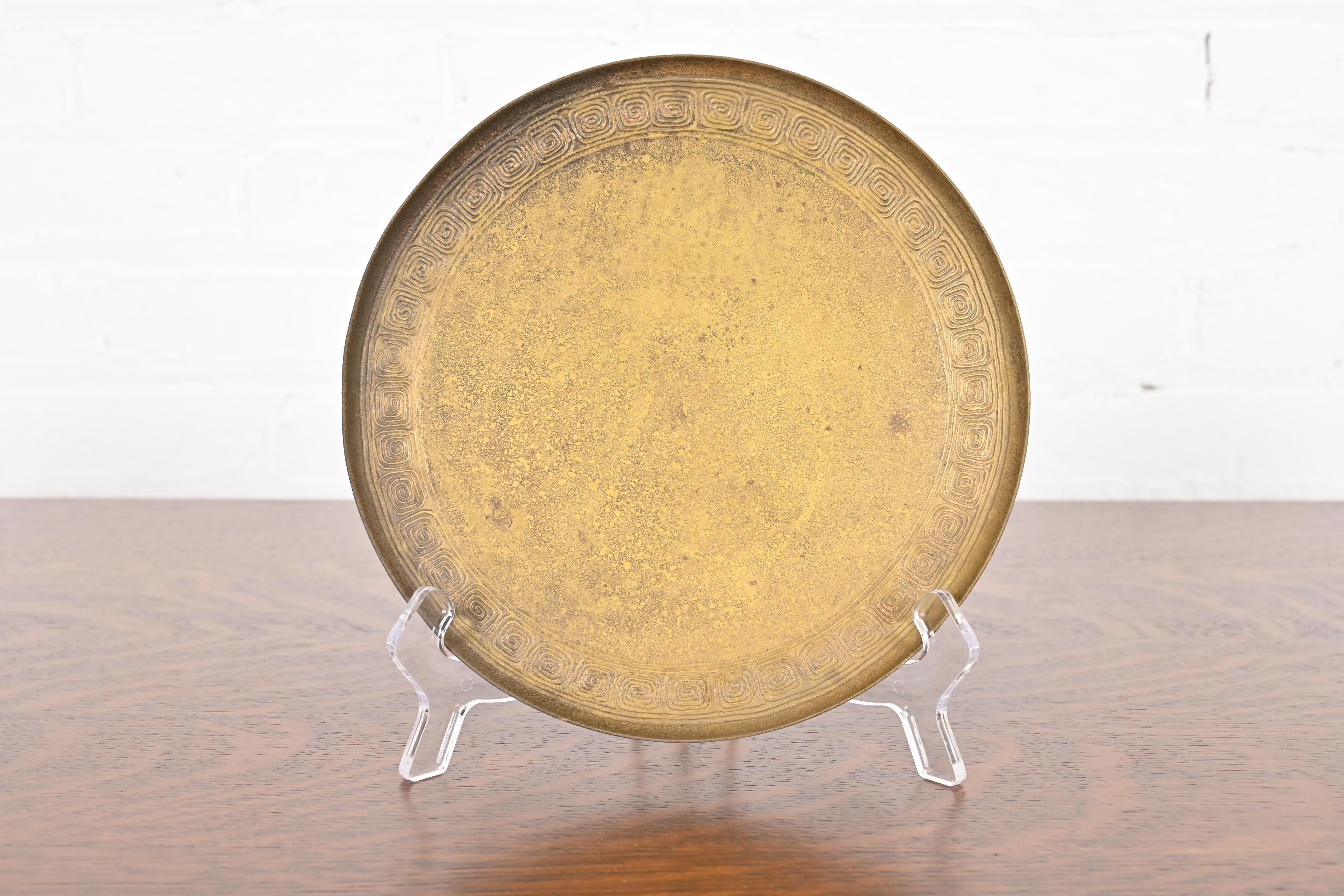 Tiffany Studios New York Bronze Doré Teller mit griechischen Schlüssel Motiv (Arts and Crafts) im Angebot