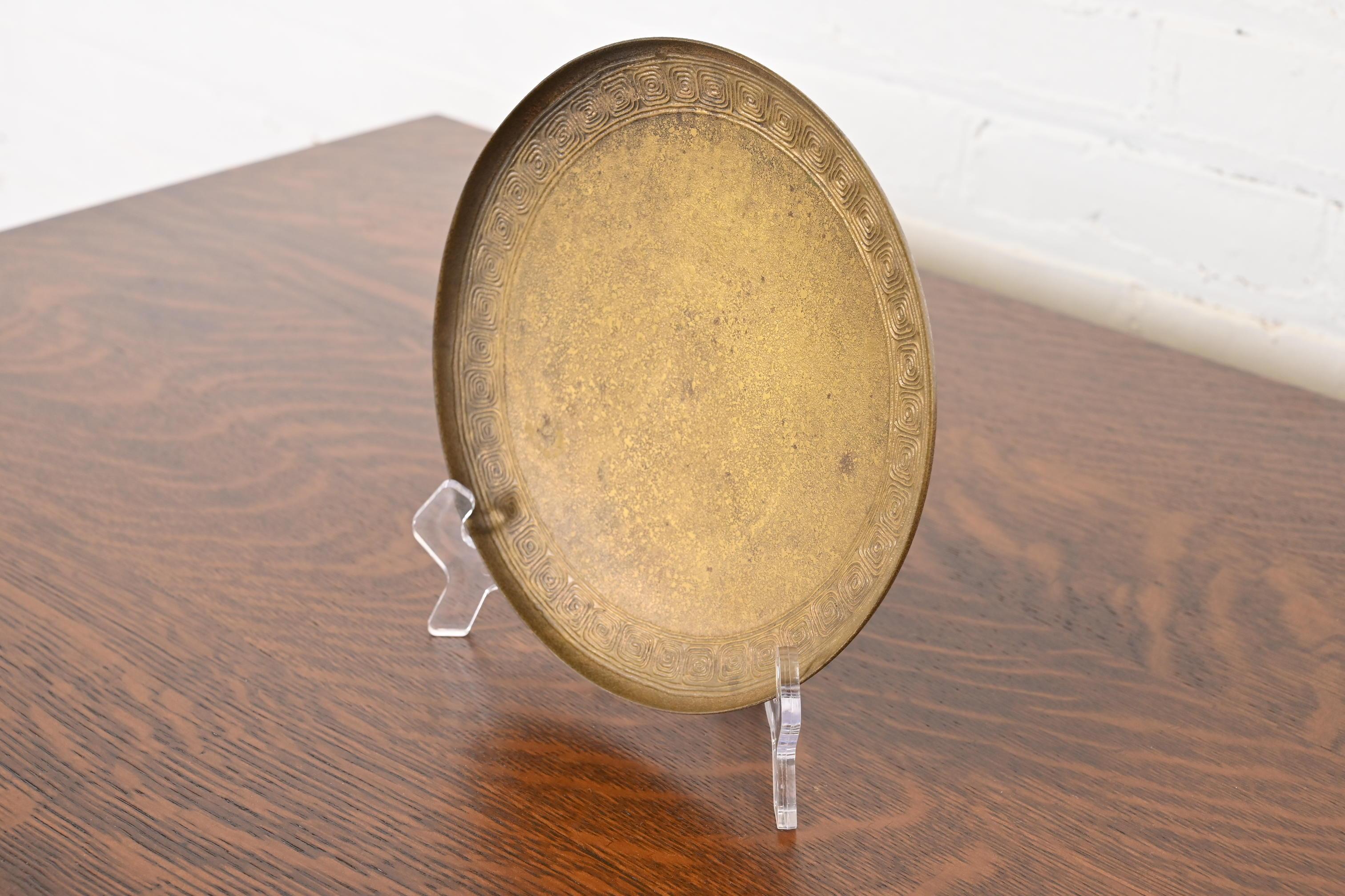 Tiffany Studios New York Bronze Doré Teller mit griechischen Schlüssel Motiv (amerikanisch) im Angebot