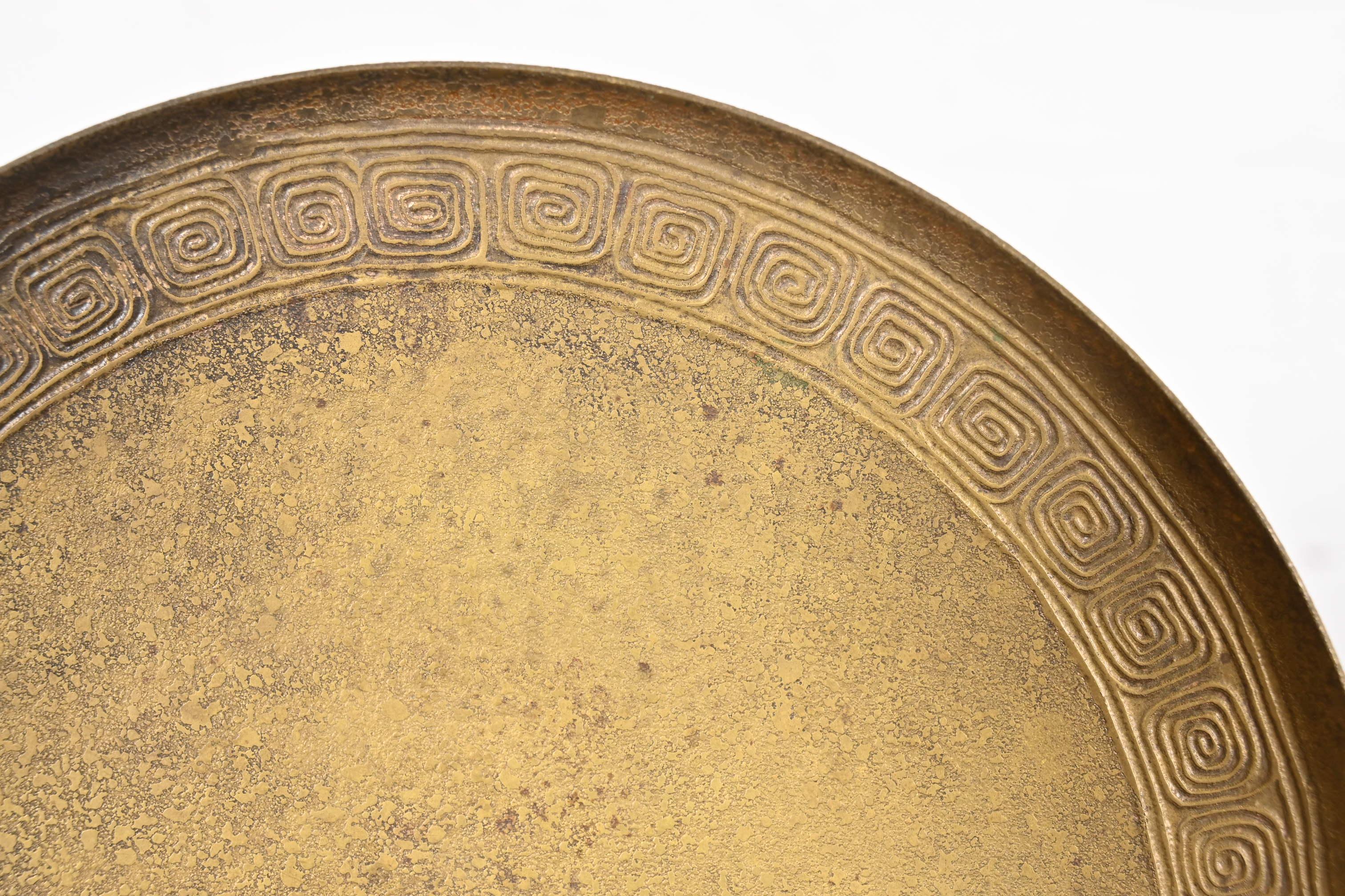 Tiffany Studios New York Bronze Doré Teller mit griechischen Schlüssel Motiv (20. Jahrhundert) im Angebot
