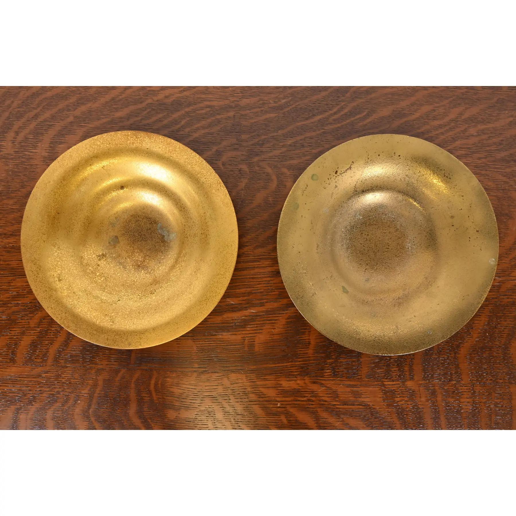 Ein wunderschönes Paar vergoldeter Bronzeteller oder flacher Schalen aus der Zeit des Arts & Crafts oder Art Deco

Von Tiffany Studios (signiert auf der Unterseite)

New York, USA, Anfang des 20. Jahrhunderts

Jedes Maß: 9 