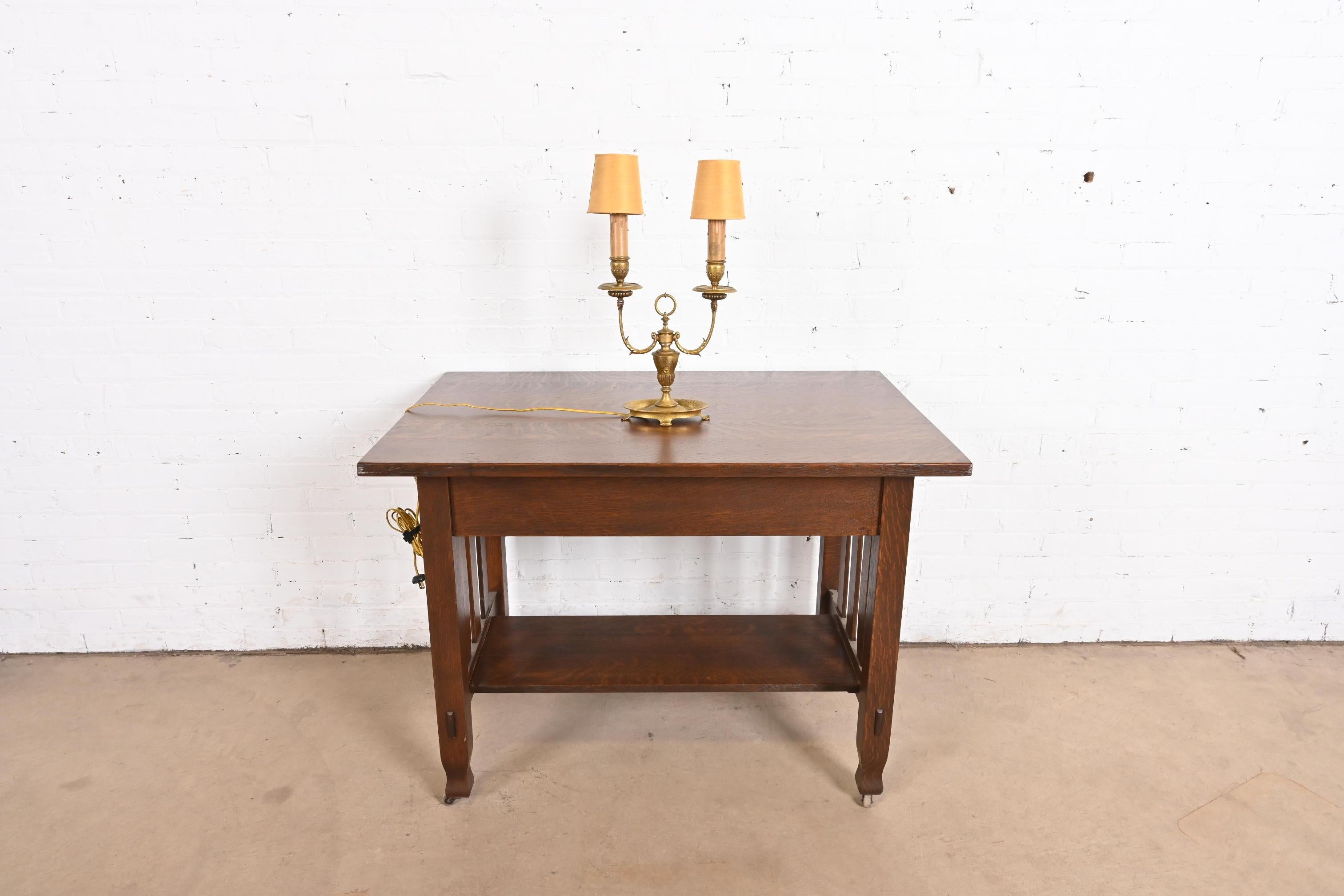 Lampe de table à deux lumières Tiffany Studios New York Bronze Doré, Circa 1910 en vente 6