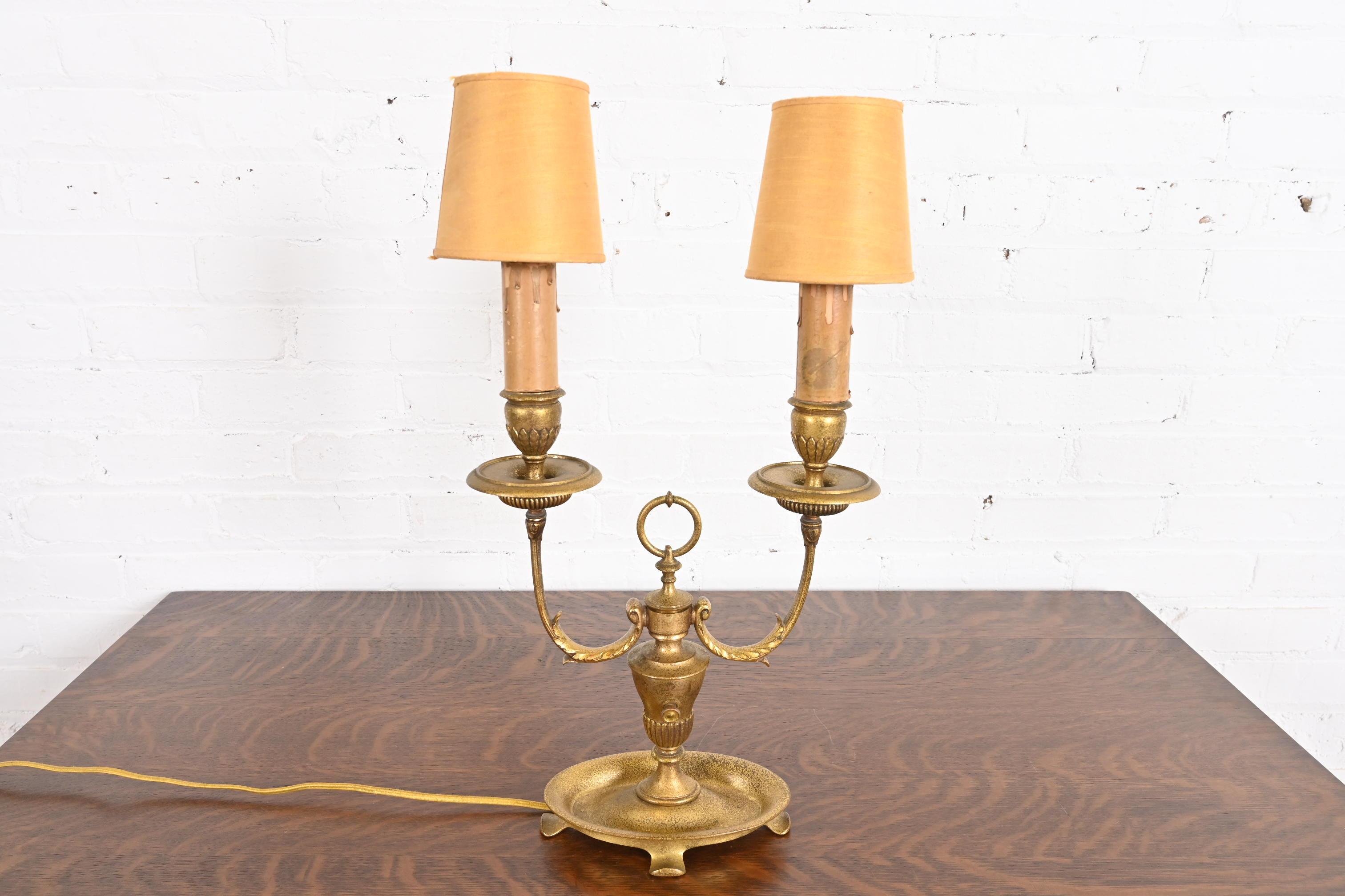 Exceptionnelle lampe de table ou lampe de bureau à deux lumières en bronze doré d'époque Arts & Crafts ou Art Deco

Par les studios Tiffany (signé sous la base)

New York, États-Unis, Début du XXe siècle

Mesures : 11,25 