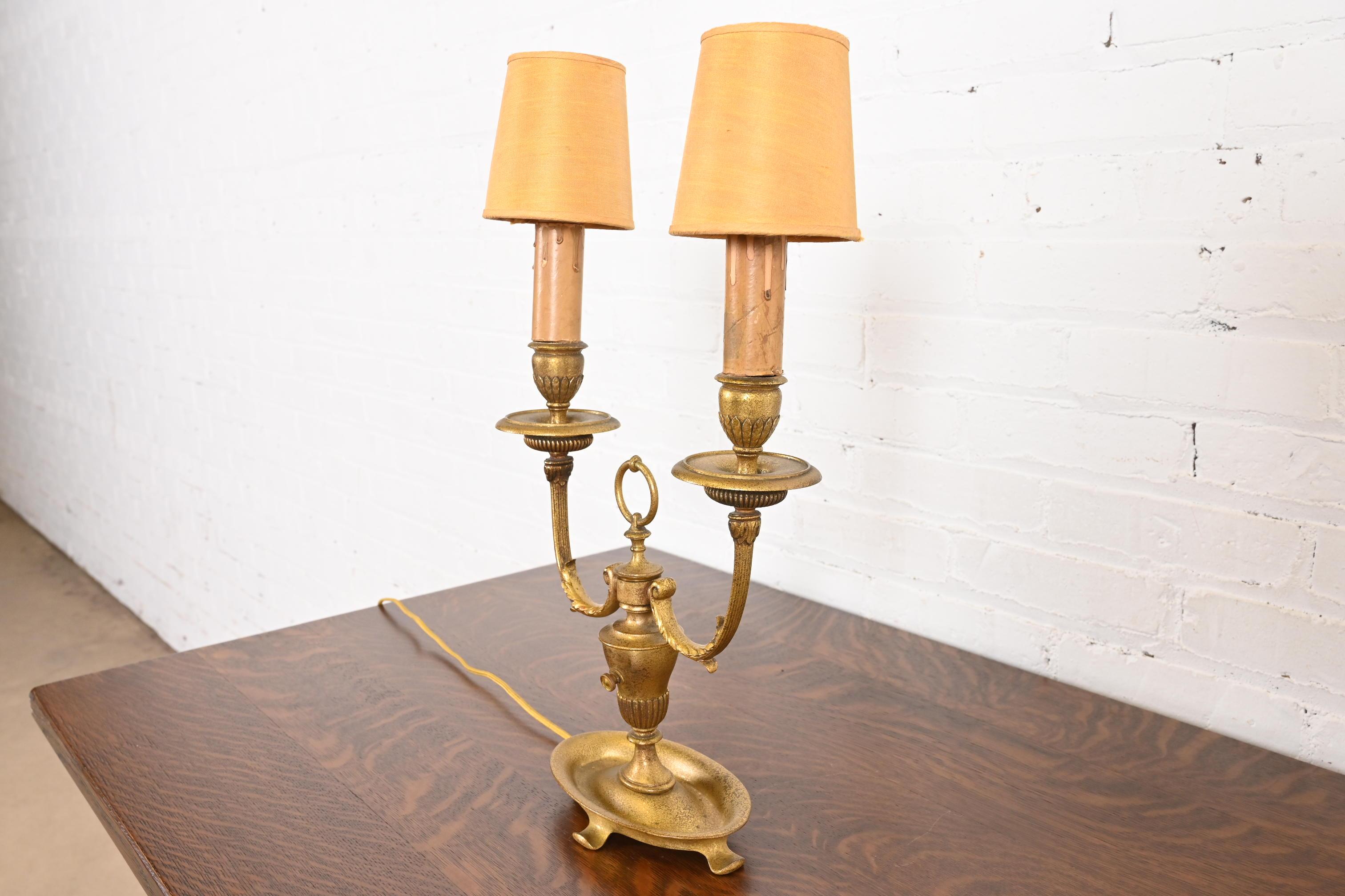 Américain Lampe de table à deux lumières Tiffany Studios New York Bronze Doré, Circa 1910 en vente