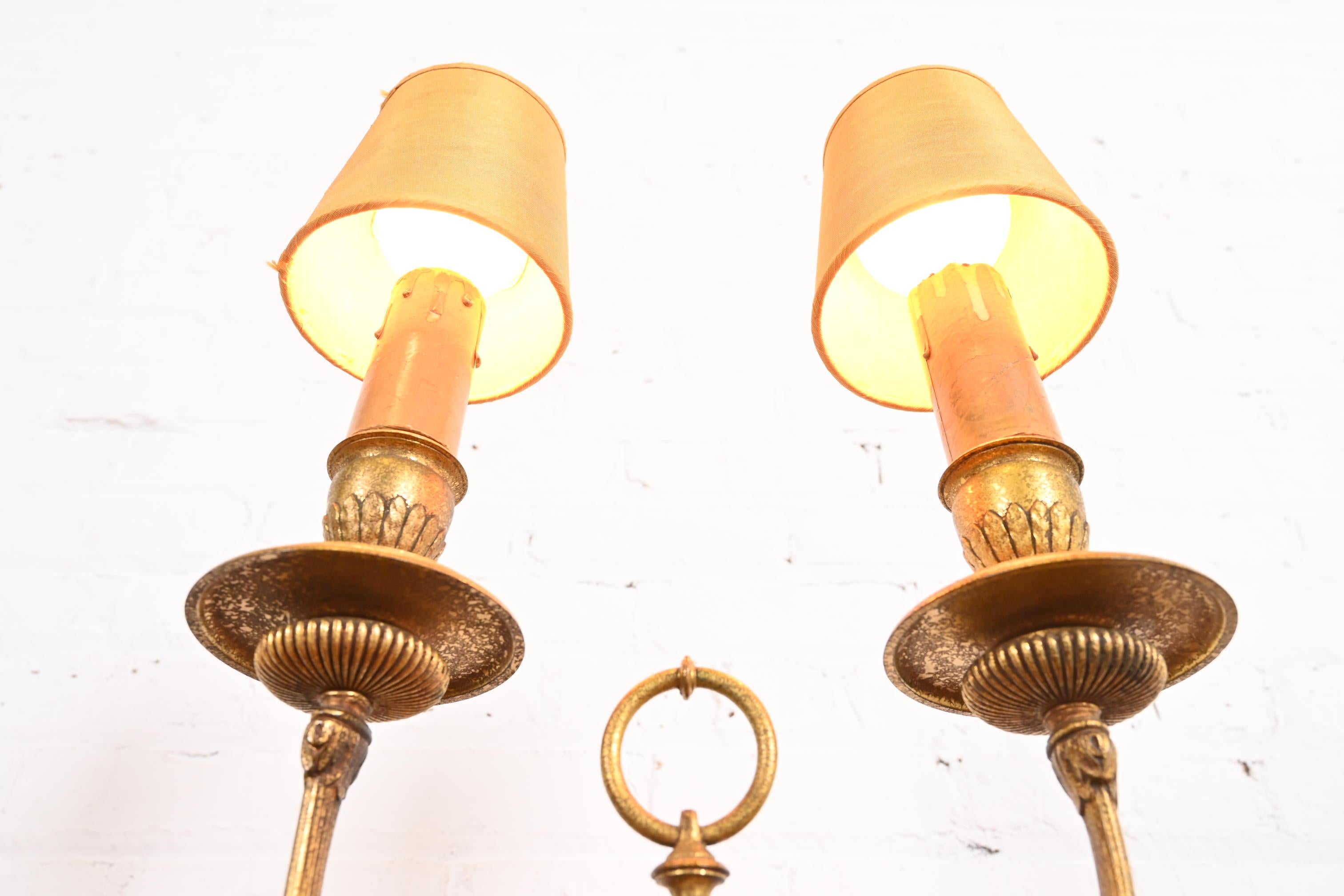 20ième siècle Lampe de table à deux lumières Tiffany Studios New York Bronze Doré, Circa 1910 en vente