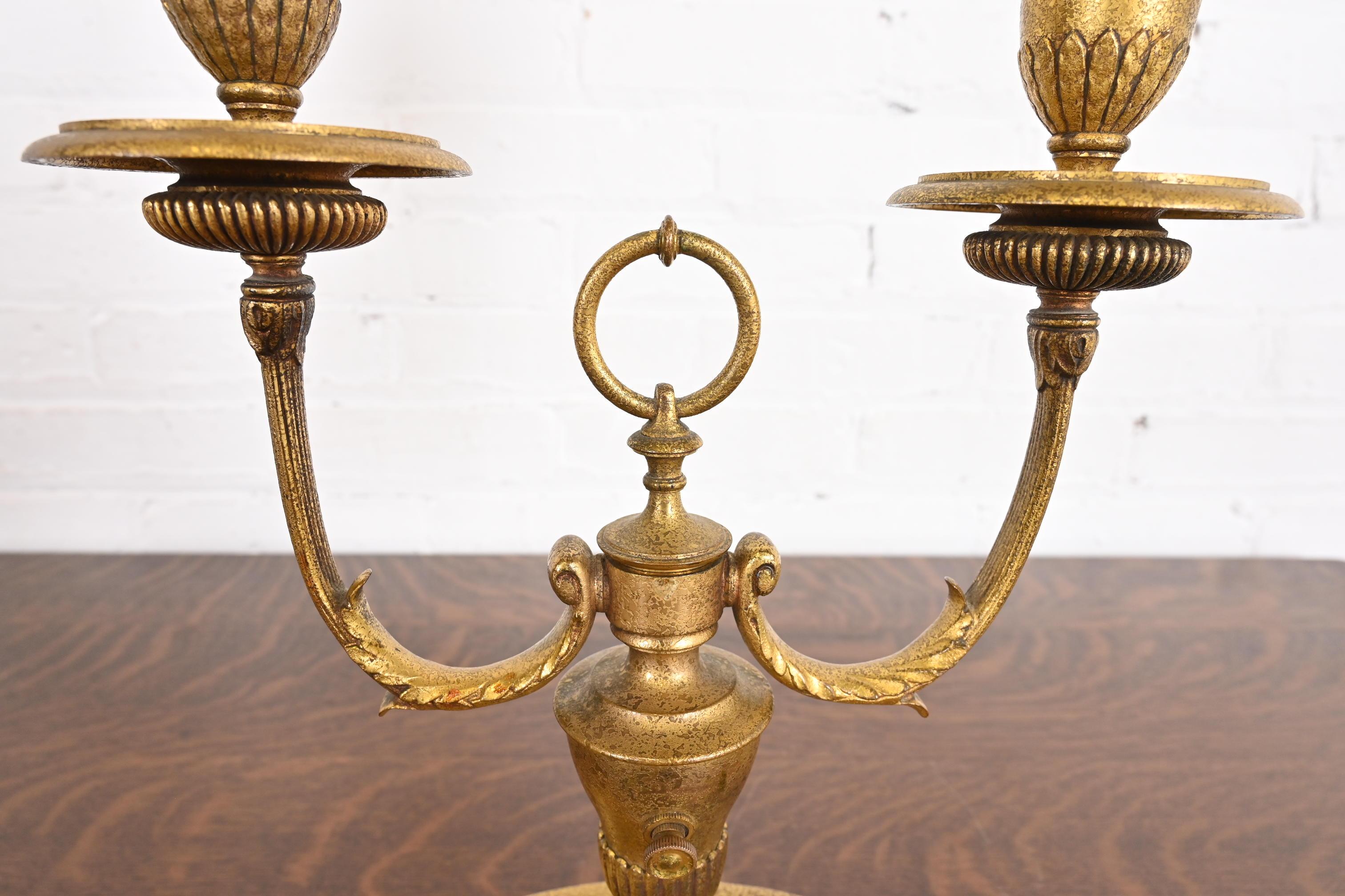Lampe de table à deux lumières Tiffany Studios New York Bronze Doré, Circa 1910 en vente 2
