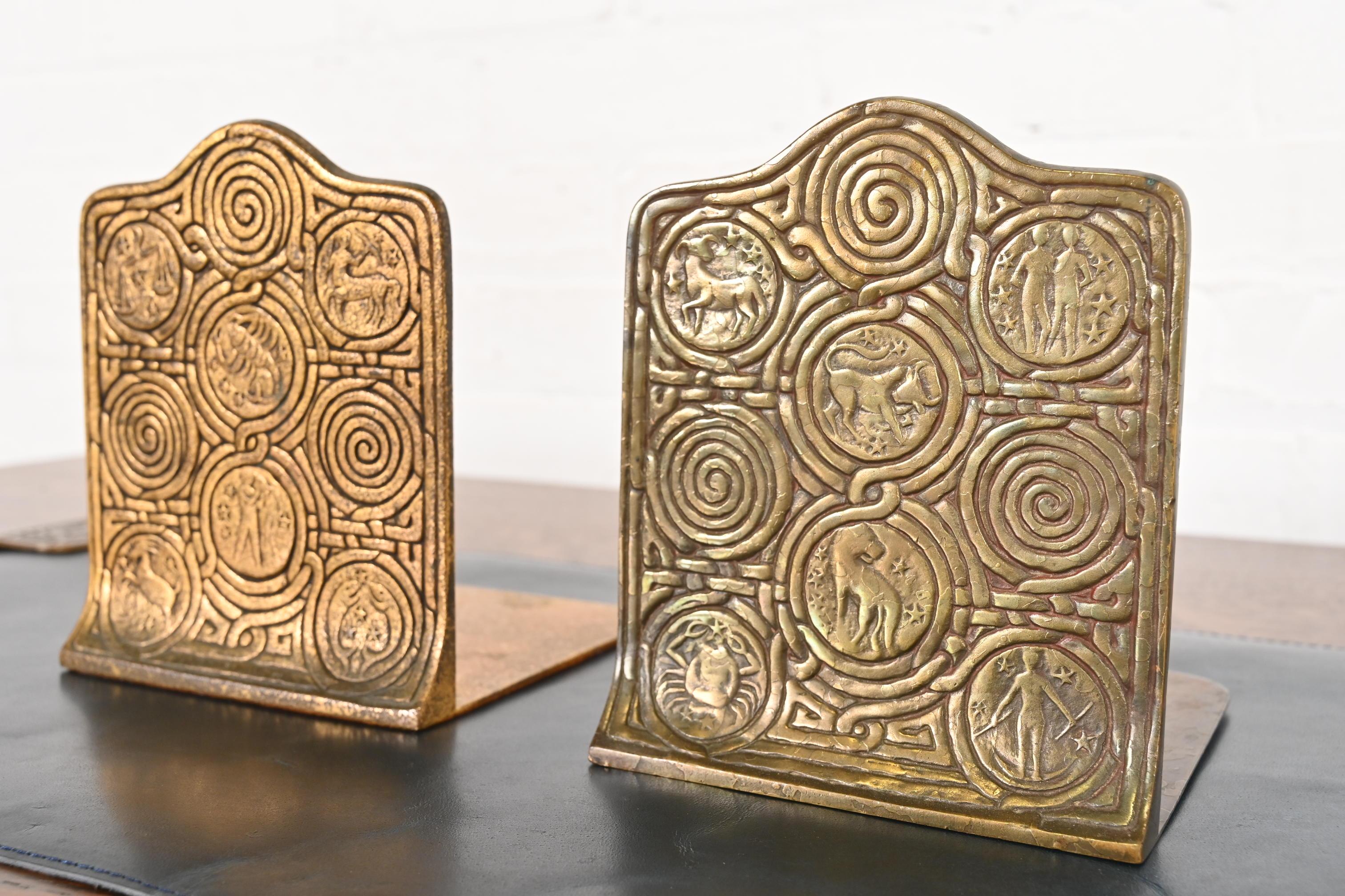 Ein wunderschönes Paar vergoldeter Bronze-Buchstützen mit Zodiac-Motiven aus der Zeit des Arts & Crafts oder Art Deco

Von Tiffany Studios (signiert auf dem Sockel)

New York, USA, Anfang des 20. Jahrhunderts

Jedes Maß: 4,88 