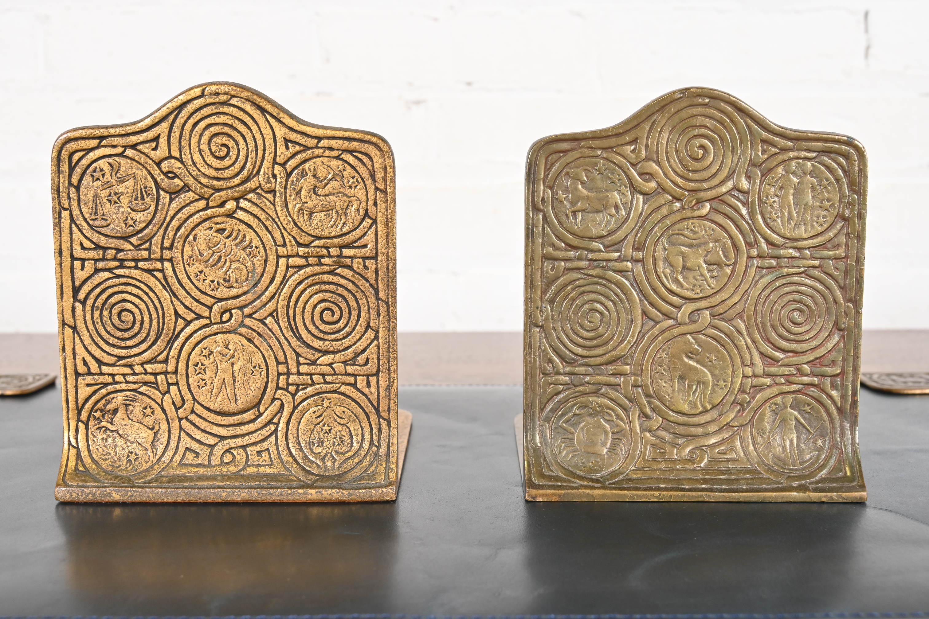 Tiffany Studios New York Bronze Doré Zodiac Buchstützen, CIRCA 1910 (Arts and Crafts) im Angebot