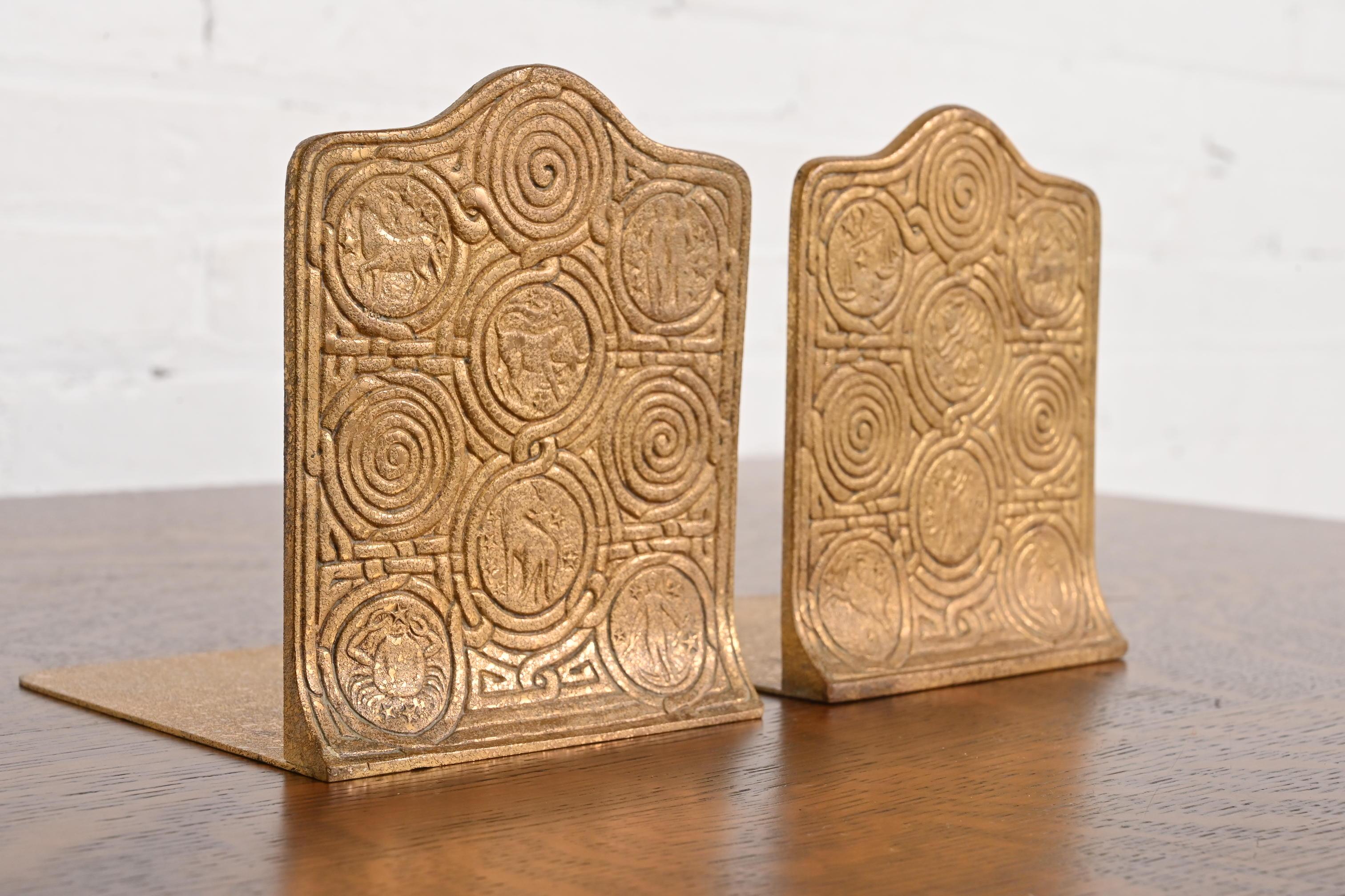 Americano Fermalibri Zodiac in bronzo Doré di Tiffany Studios New York, circa 1910 in vendita