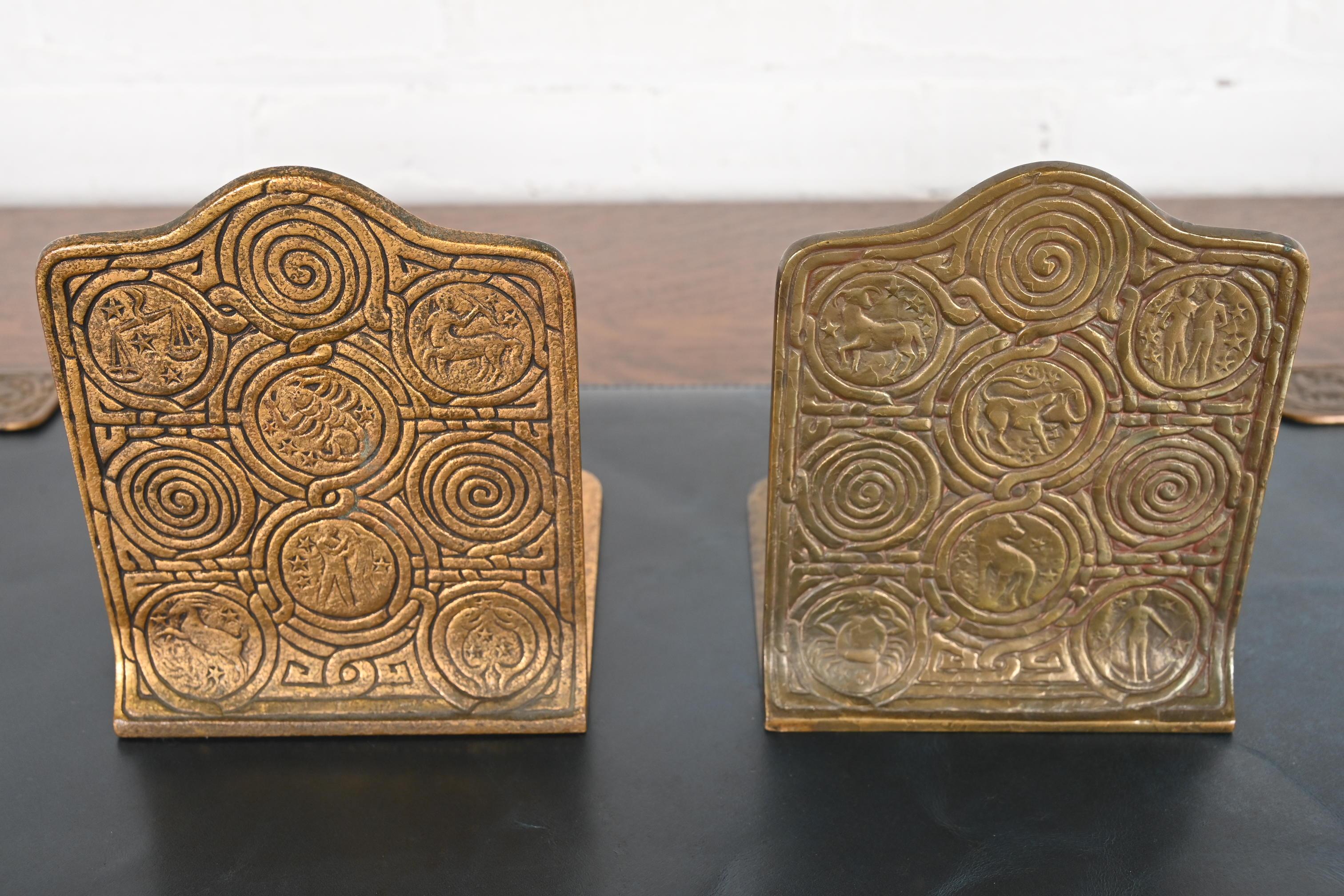 Tiffany Studios New York Bronze Doré Zodiac Buchstützen, CIRCA 1910 (amerikanisch) im Angebot