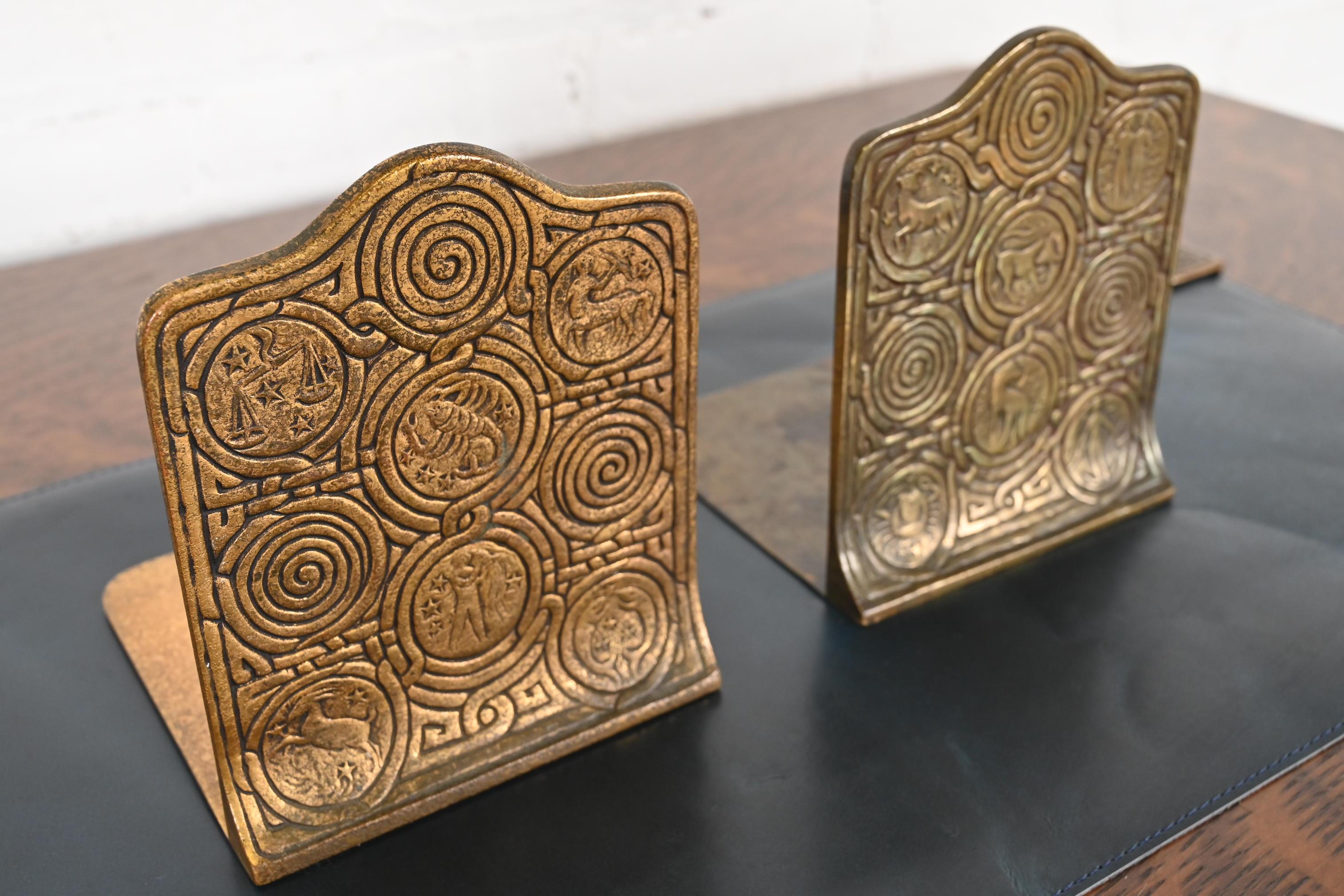 Tiffany Studios New York Bronze Doré Zodiac Buchstützen, CIRCA 1910 im Zustand „Gut“ im Angebot in South Bend, IN