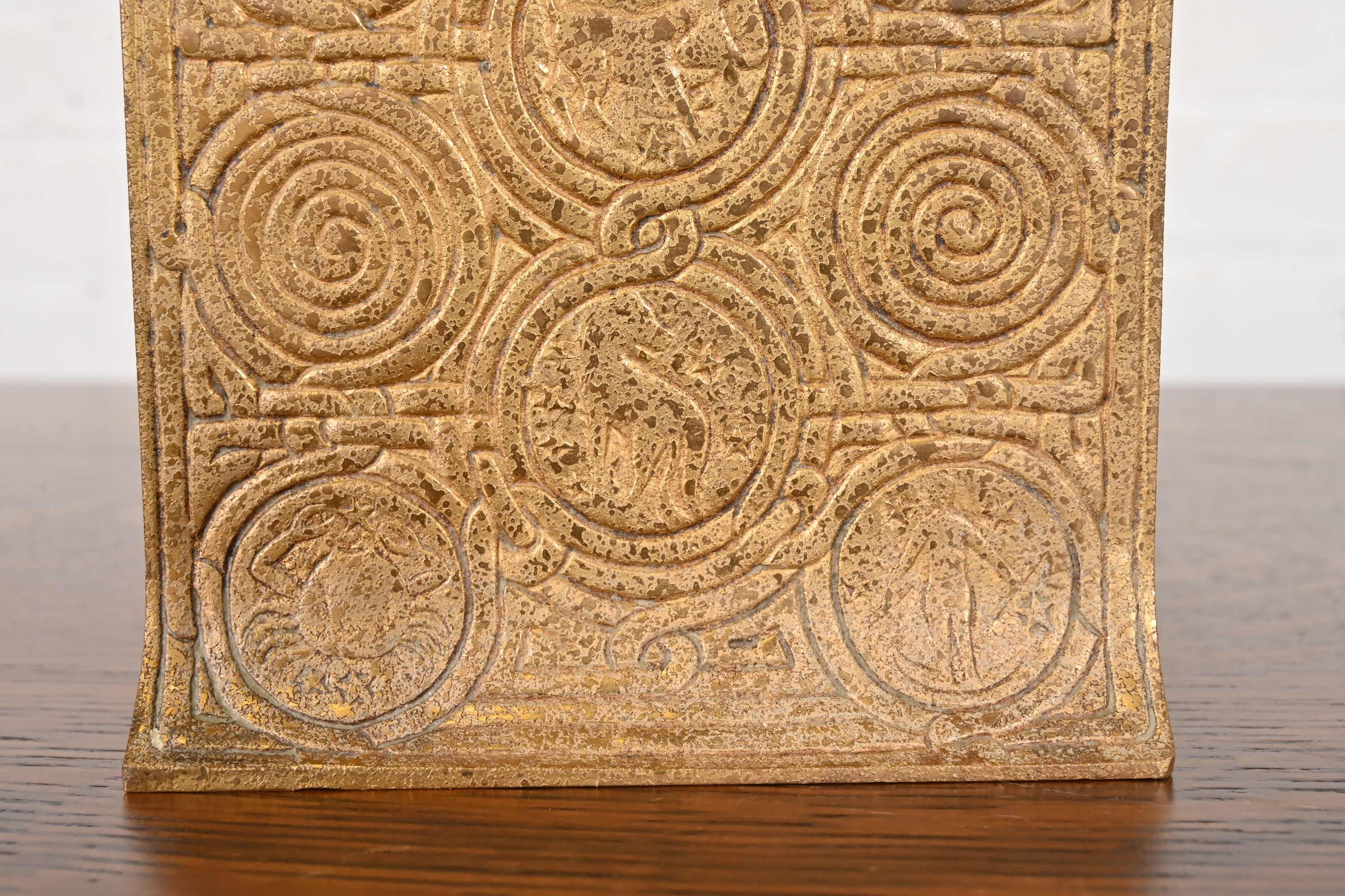 XX secolo Fermalibri Zodiac in bronzo Doré di Tiffany Studios New York, circa 1910 in vendita