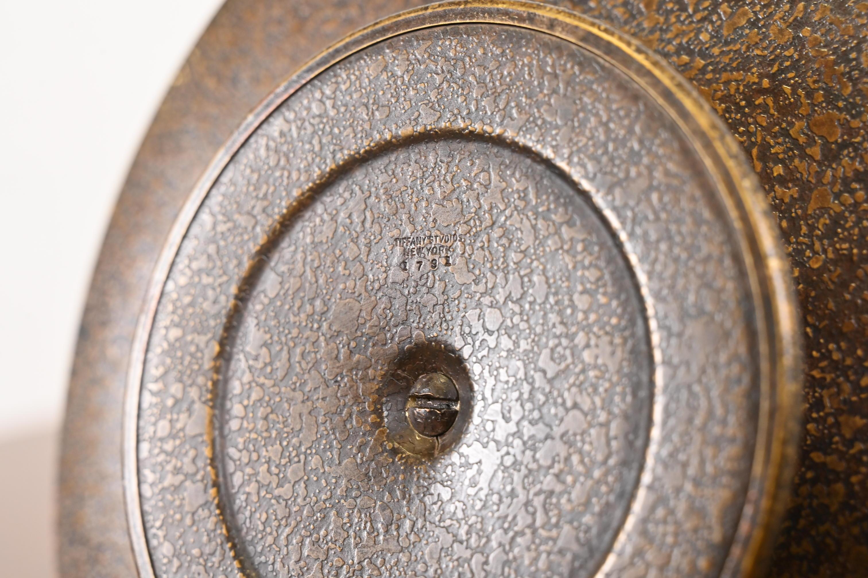 Assiette de présentation sur pied en bronze avec motif de clé grecque Tiffany Studios New York en vente 3