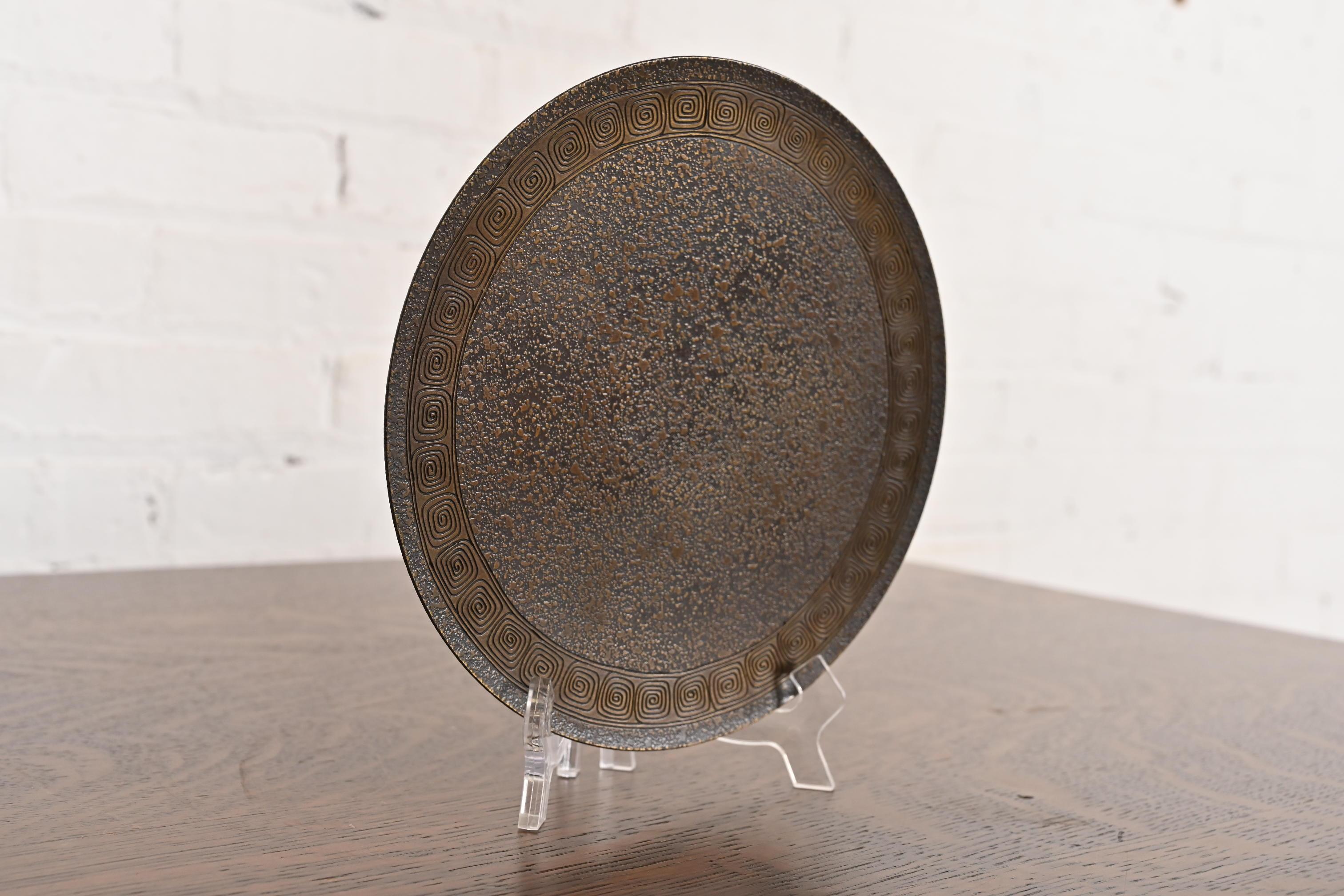 Arts and Crafts Assiette de présentation sur pied en bronze avec motif de clé grecque Tiffany Studios New York en vente