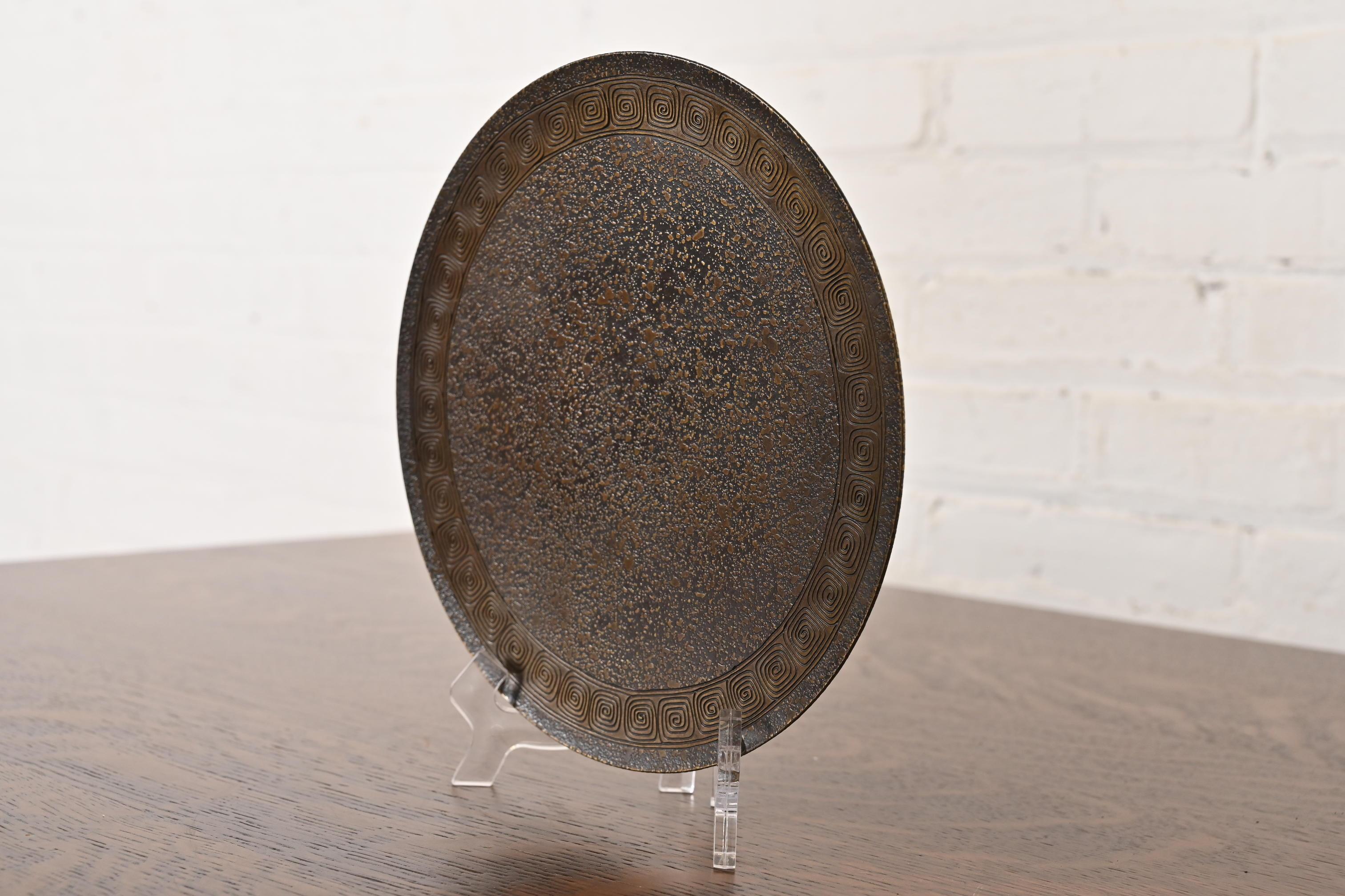 Américain Assiette de présentation sur pied en bronze avec motif de clé grecque Tiffany Studios New York en vente