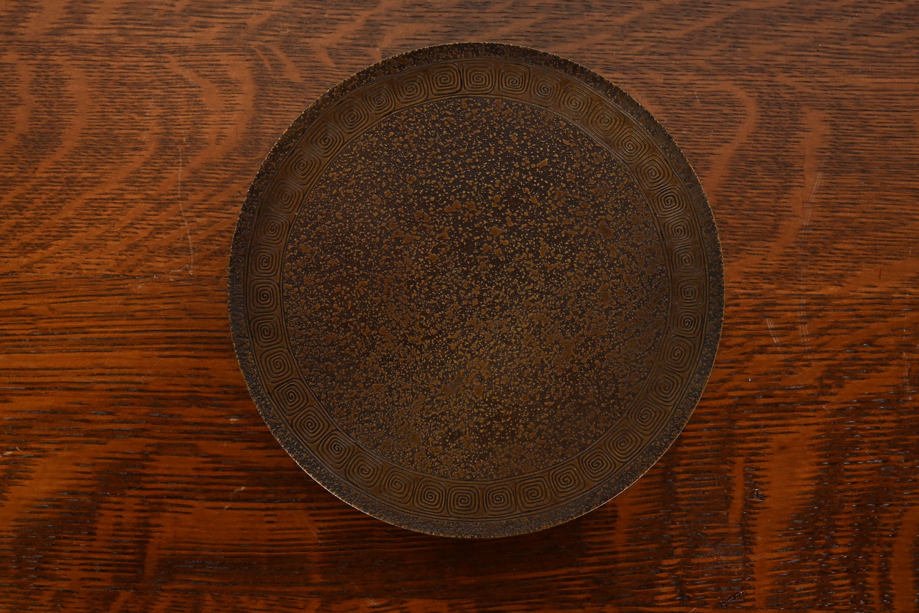 Assiette de présentation sur pied en bronze avec motif de clé grecque Tiffany Studios New York Bon état - En vente à South Bend, IN