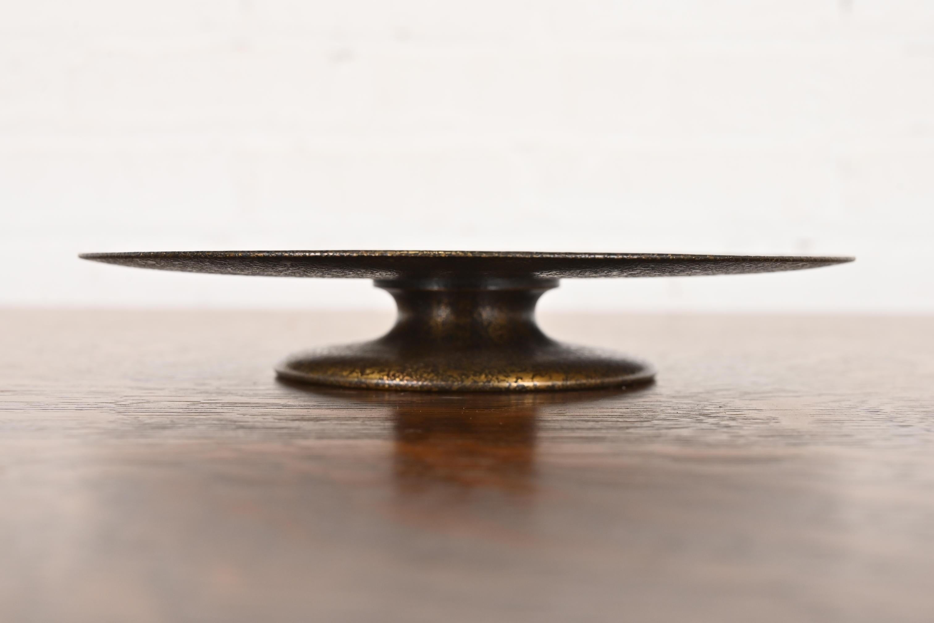 20ième siècle Assiette de présentation sur pied en bronze avec motif de clé grecque Tiffany Studios New York en vente