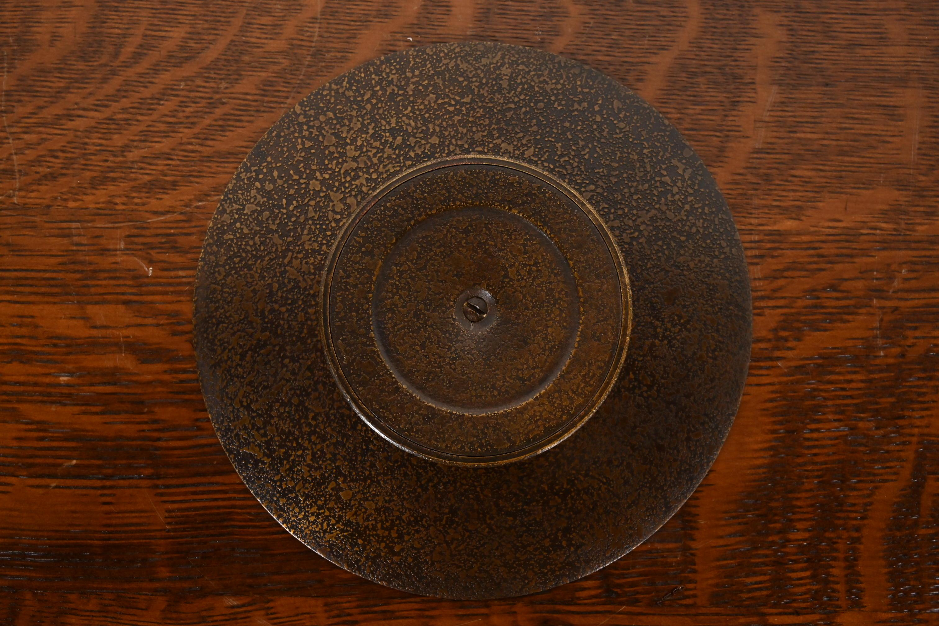 Assiette de présentation sur pied en bronze avec motif de clé grecque Tiffany Studios New York en vente 2