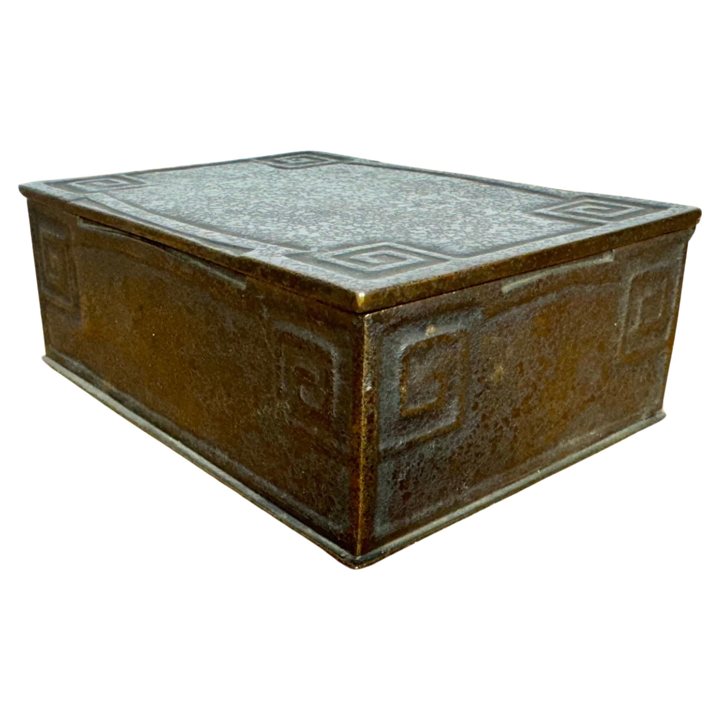 Tiffany Studios Nueva York Caja de baratijas llave griega de bronce