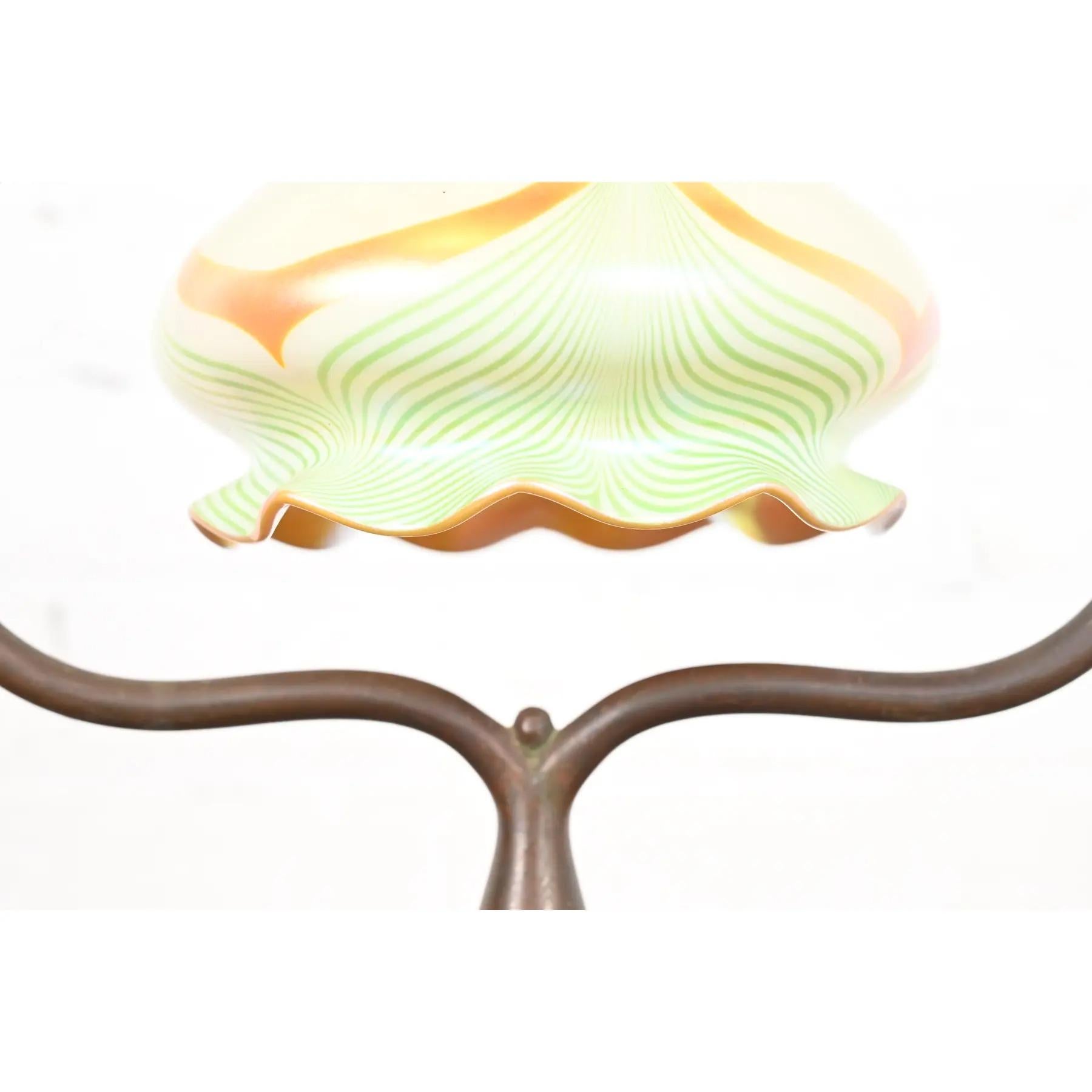 Tiffany Studios New York Bronze Harp Desk Lamp With Favrile Glass Shade (lampe de bureau à harpe en bronze avec abat-jour en verre Favrile) en vente 4