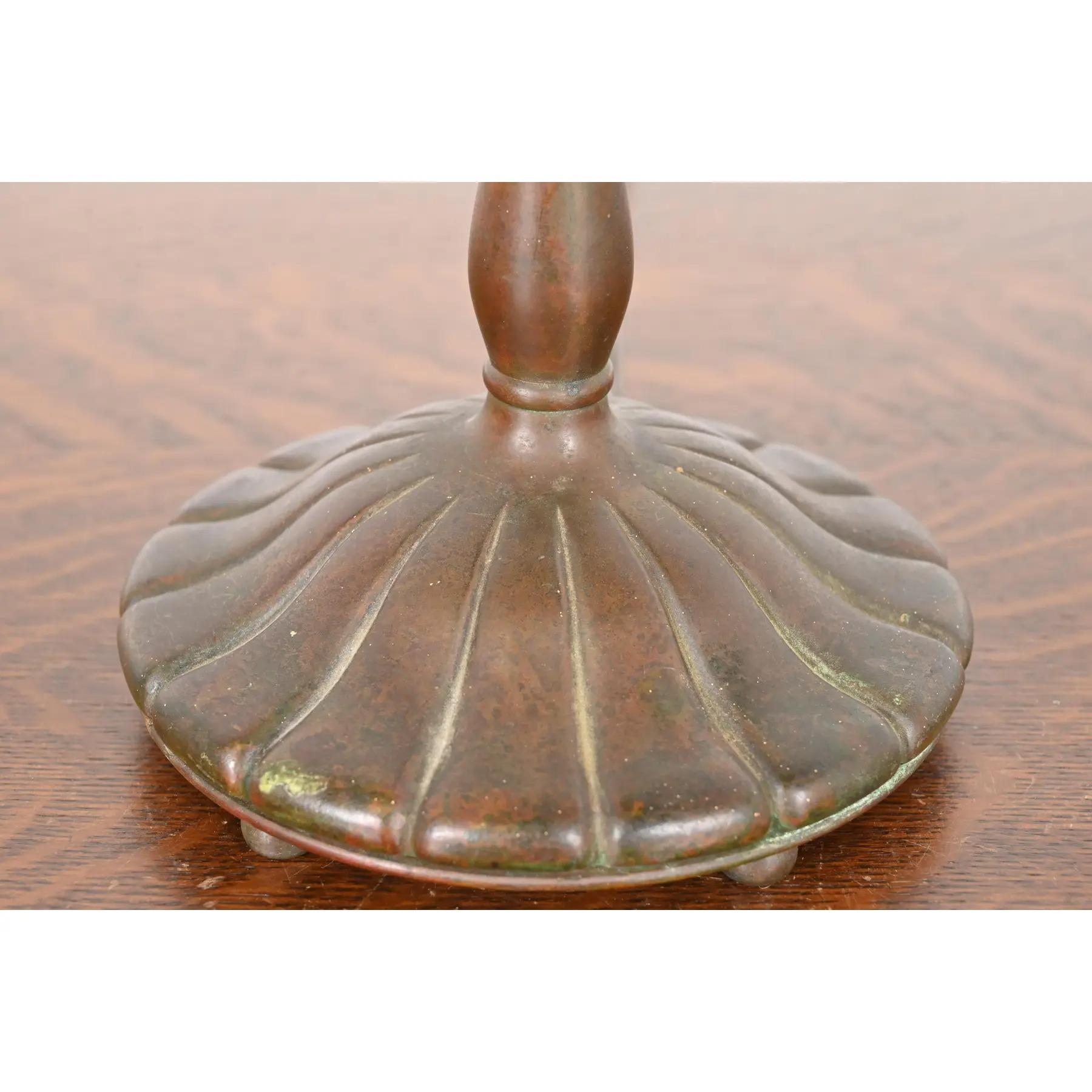 Tiffany Studios New York Bronze Harp Desk Lamp With Favrile Glass Shade (lampe de bureau à harpe en bronze avec abat-jour en verre Favrile) en vente 5