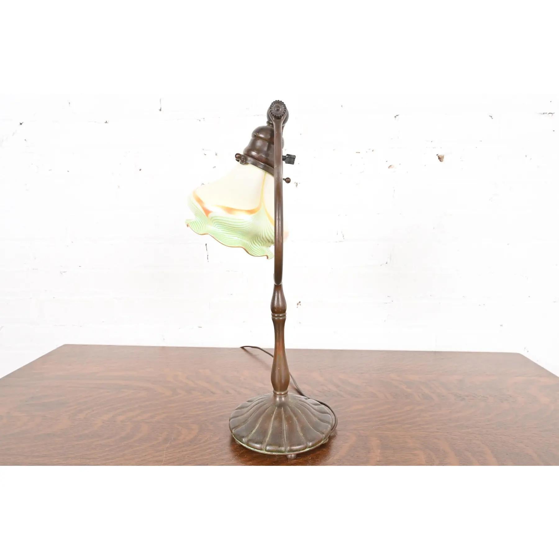 Tiffany Studios New York Bronze Harp Desk Lamp With Favrile Glass Shade (lampe de bureau à harpe en bronze avec abat-jour en verre Favrile) en vente 6