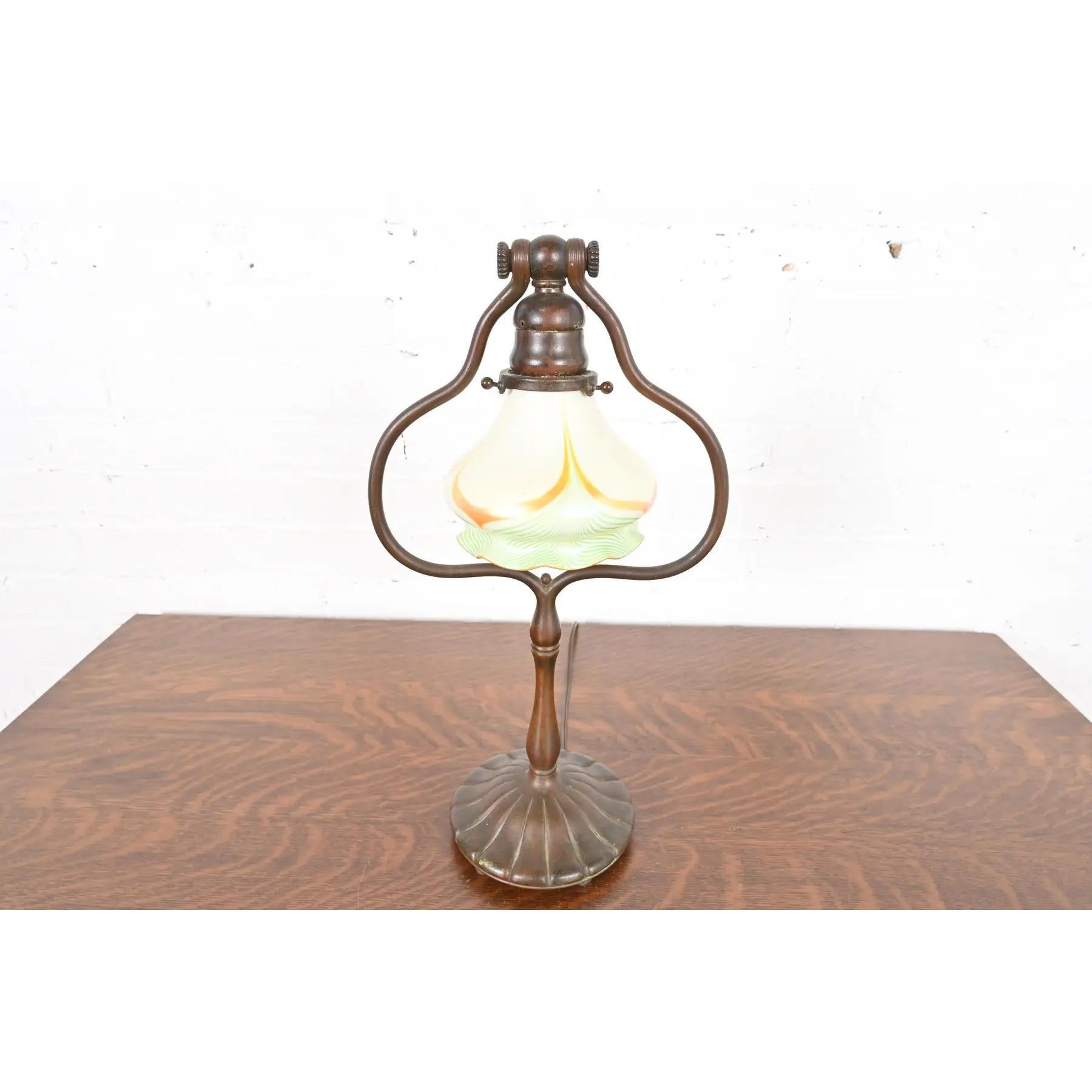 Arts and Crafts Tiffany Studios New York Bronze Harp Desk Lamp With Favrile Glass Shade (lampe de bureau à harpe en bronze avec abat-jour en verre Favrile) en vente