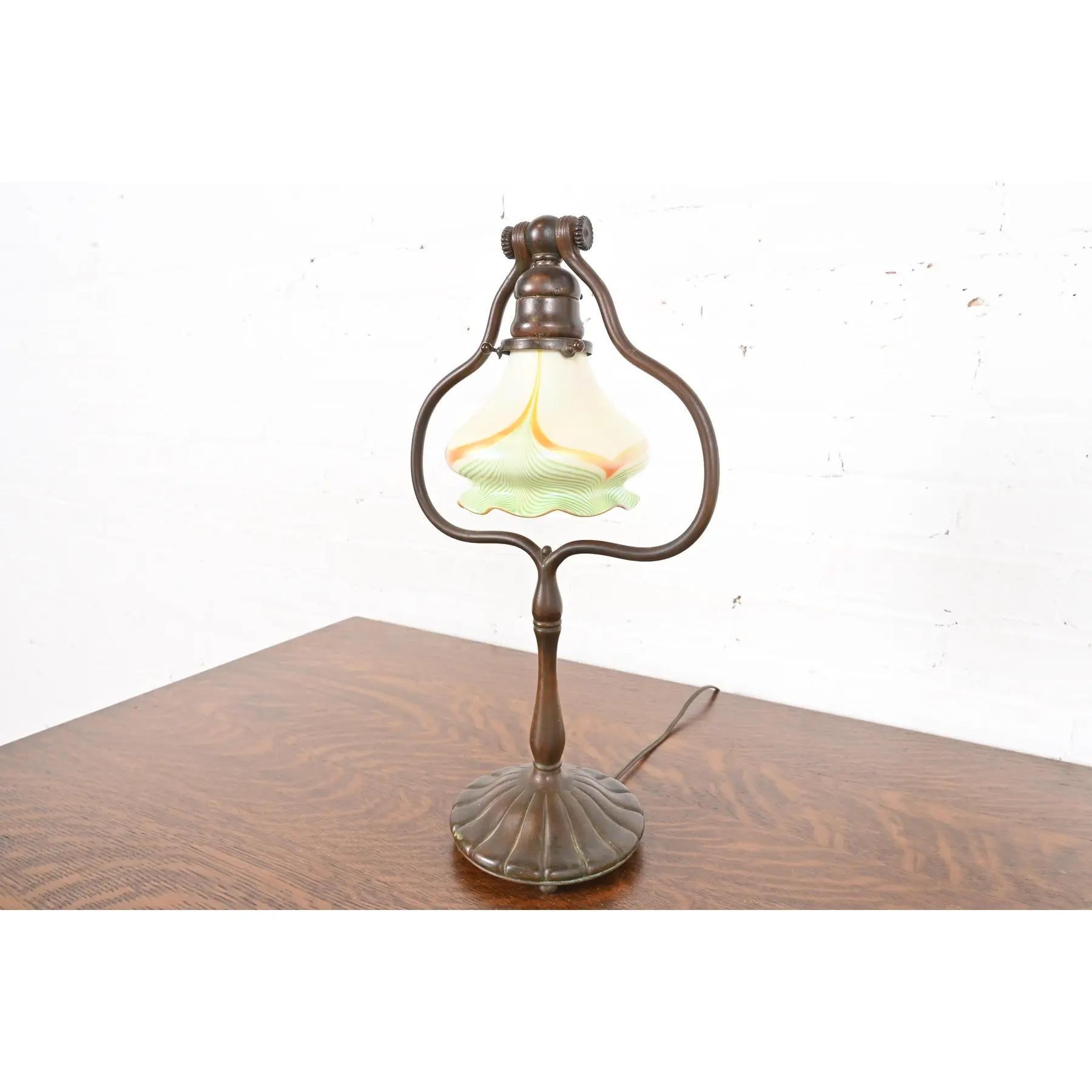 Américain Tiffany Studios New York Bronze Harp Desk Lamp With Favrile Glass Shade (lampe de bureau à harpe en bronze avec abat-jour en verre Favrile) en vente