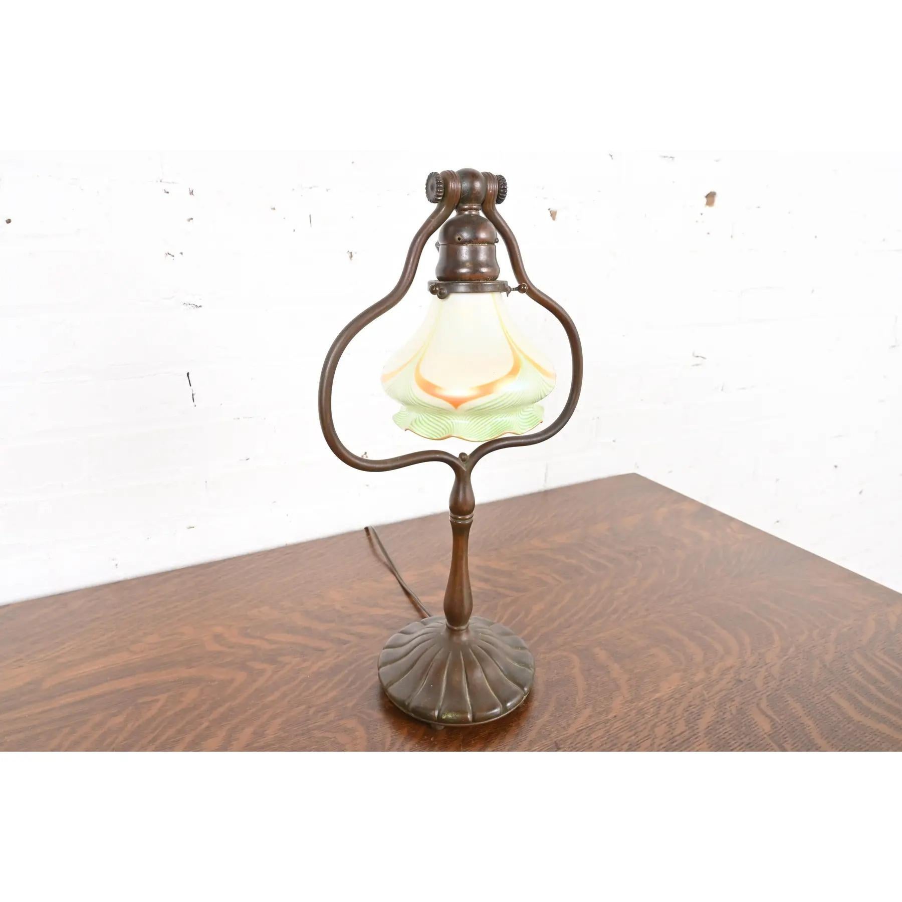 Tiffany Studios New York Bronze Harp Desk Lamp With Favrile Glass Shade (lampe de bureau à harpe en bronze avec abat-jour en verre Favrile) Bon état - En vente à South Bend, IN
