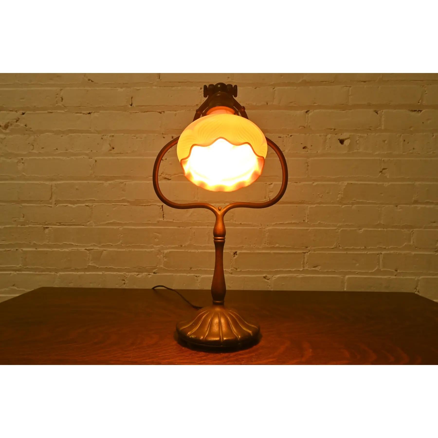 20ième siècle Tiffany Studios New York Bronze Harp Desk Lamp With Favrile Glass Shade (lampe de bureau à harpe en bronze avec abat-jour en verre Favrile) en vente