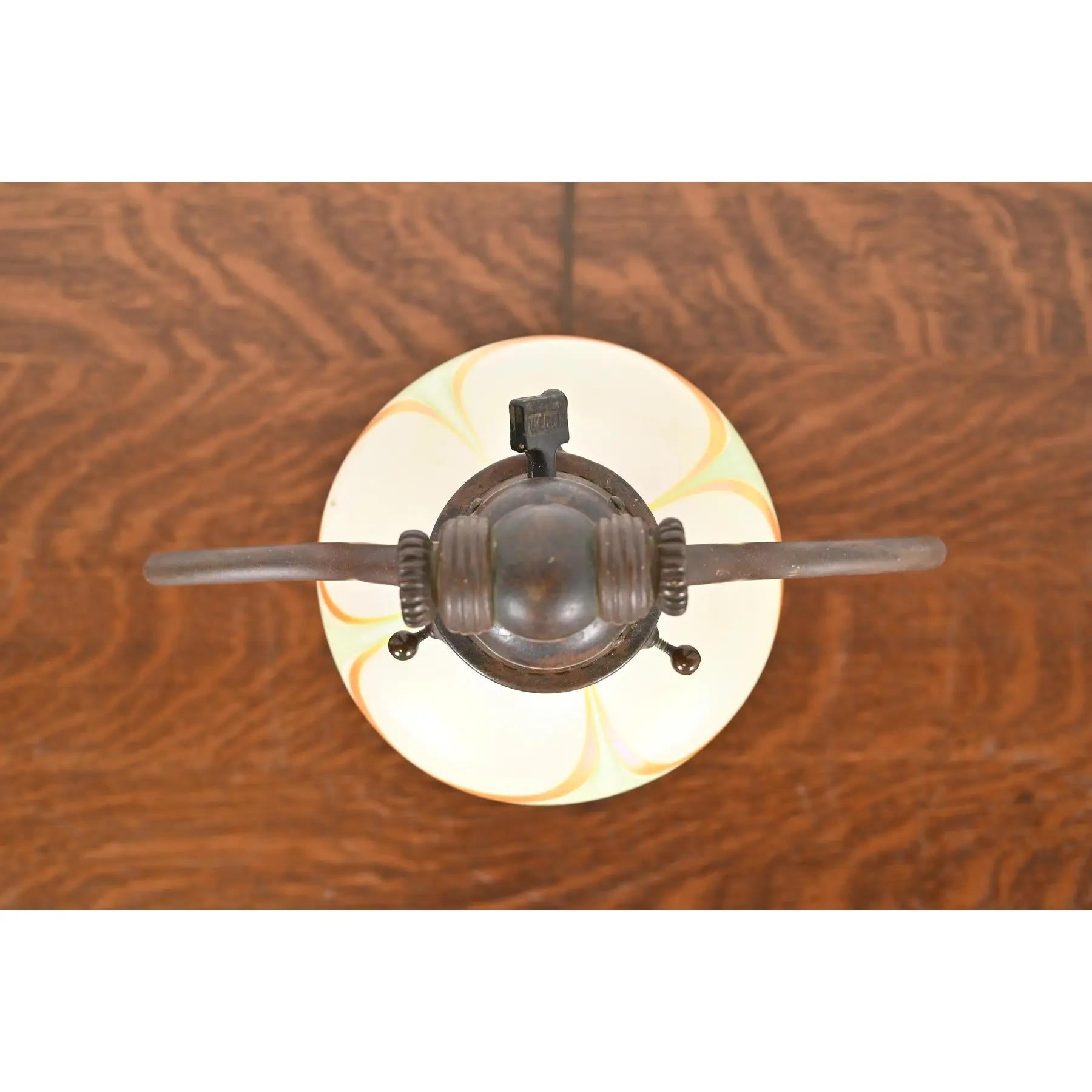 Tiffany Studios New York Bronze Harp Desk Lamp With Favrile Glass Shade (lampe de bureau à harpe en bronze avec abat-jour en verre Favrile) en vente 1