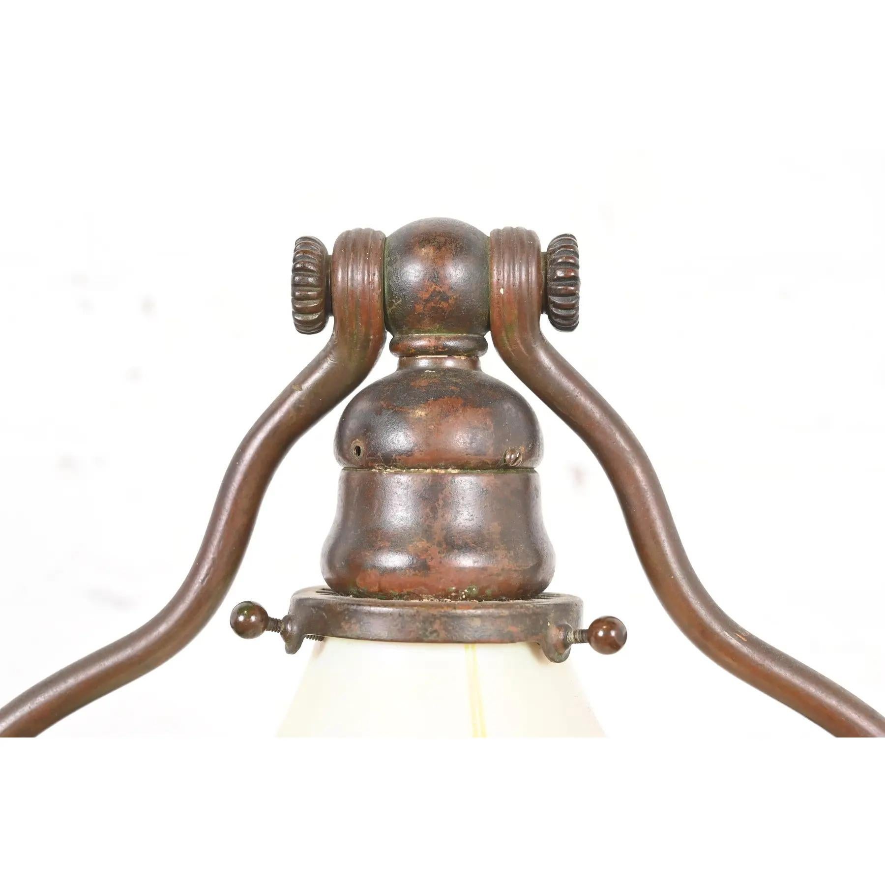 Tiffany Studios New York Bronze Harp Desk Lamp With Favrile Glass Shade (lampe de bureau à harpe en bronze avec abat-jour en verre Favrile) en vente 2