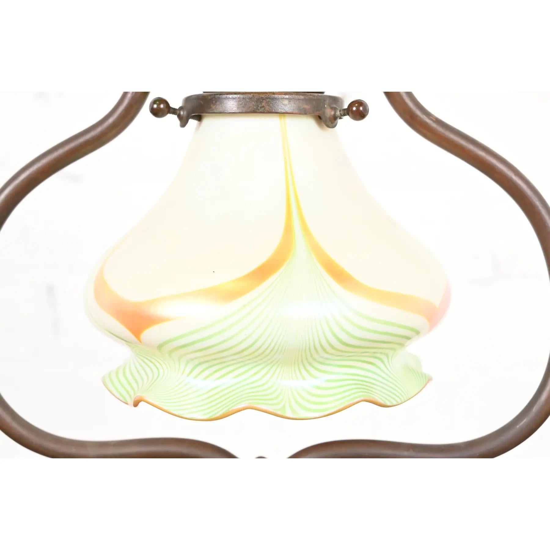 Tiffany Studios New York Bronze Harp Desk Lamp With Favrile Glass Shade (lampe de bureau à harpe en bronze avec abat-jour en verre Favrile) en vente 3