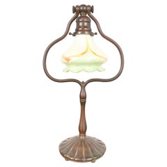 Tiffany Studios New York Bronze Harp Desk Lamp With Favrile Glass Shade (lampe de bureau à harpe en bronze avec abat-jour en verre Favrile)