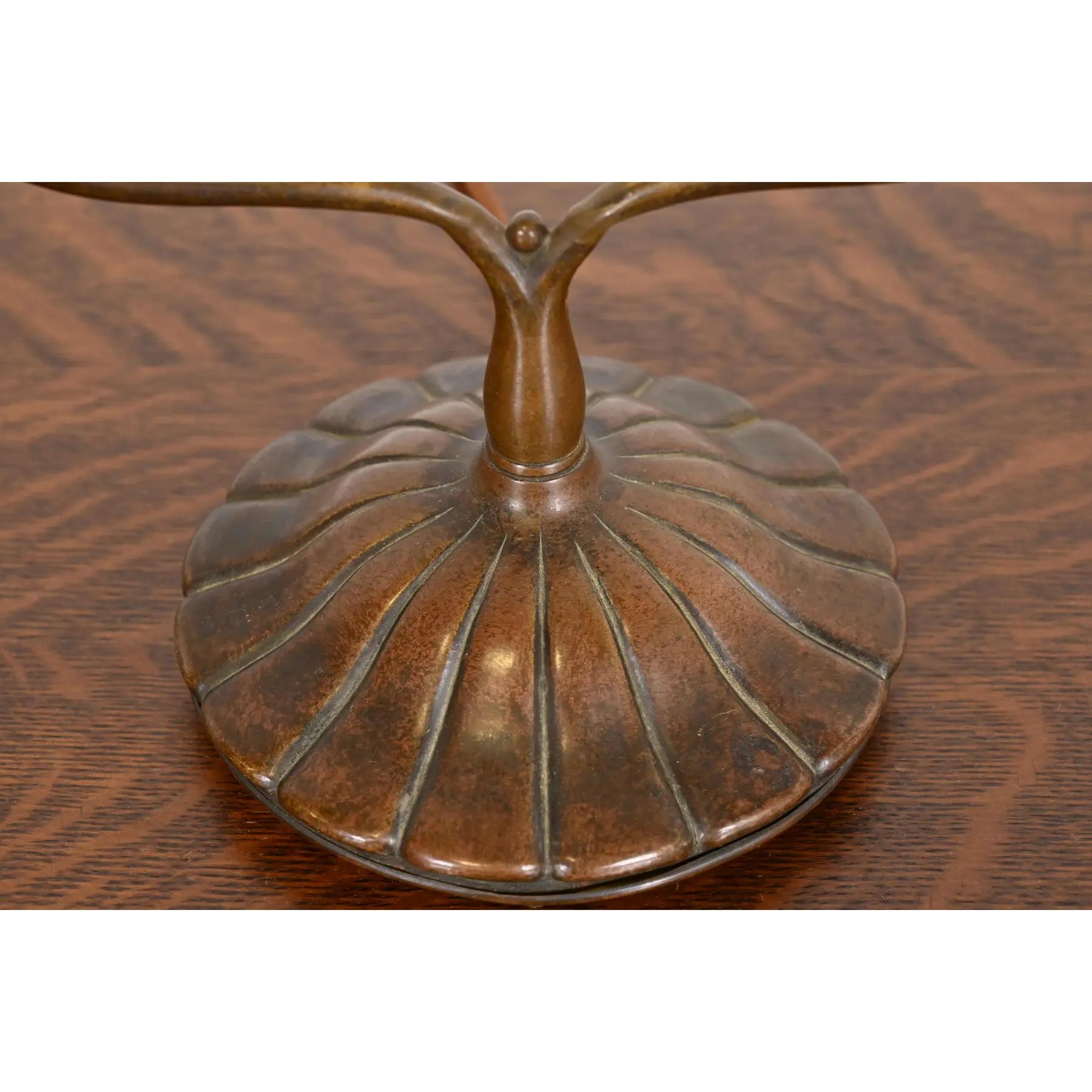 Tiffany Studios Nueva York Arpa de Bronce Favrile Iridiscente Lámpara de escritorio de vidrio artístico en venta 4