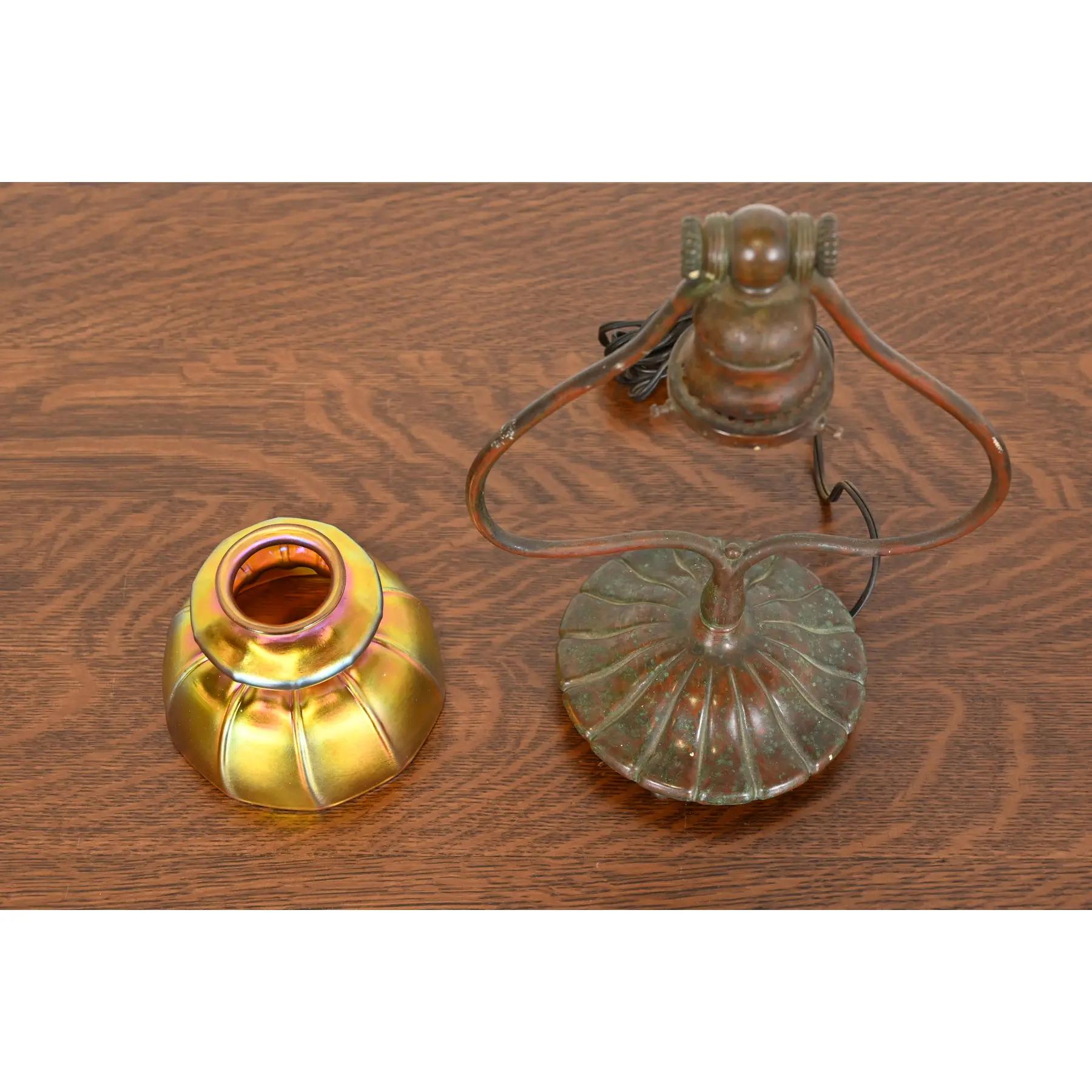 Tiffany Studios New York lampe de bureau Harp Favrile en verre d'art irisé en vente 4