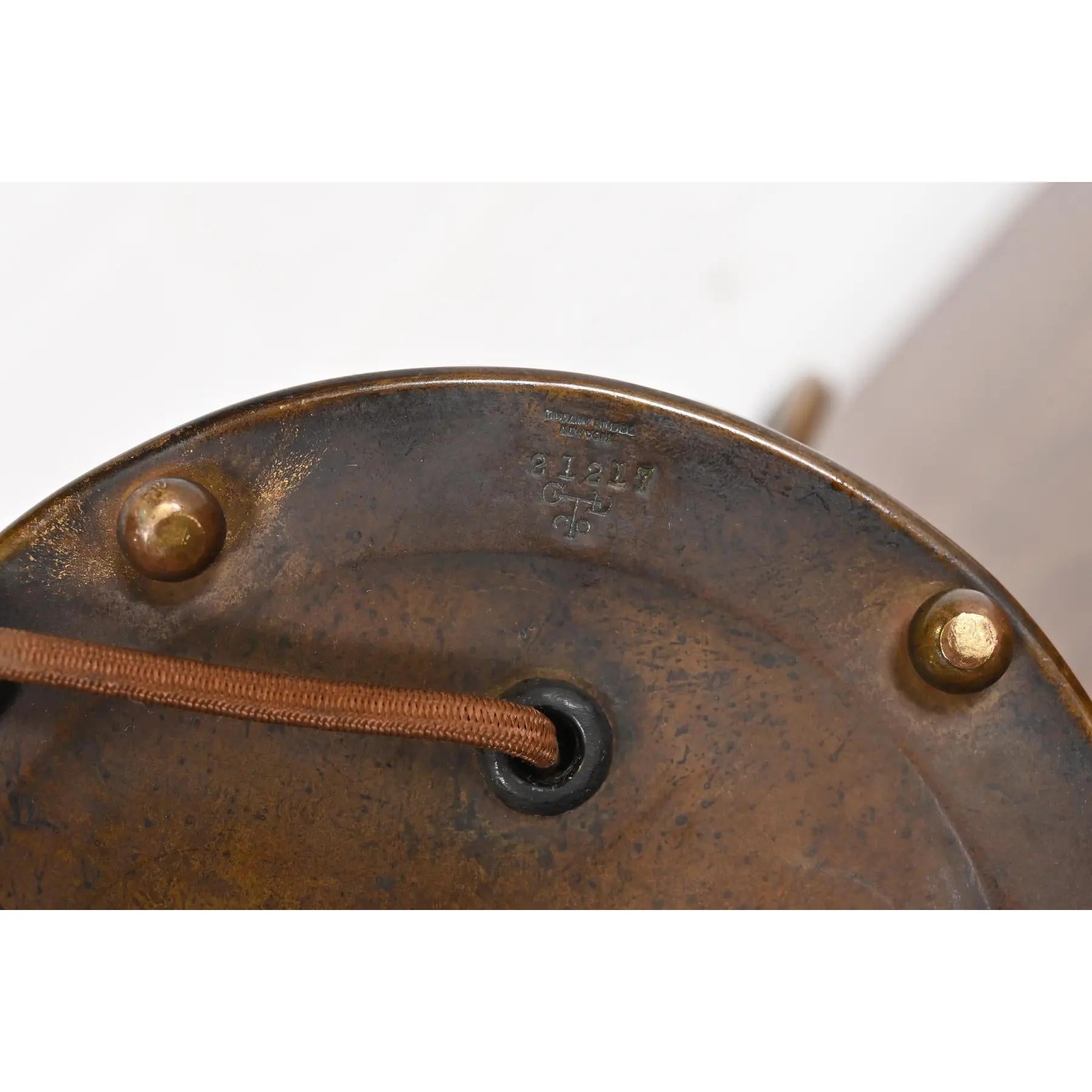 Tiffany Studios Nueva York Arpa de Bronce Favrile Iridiscente Lámpara de escritorio de vidrio artístico en venta 6