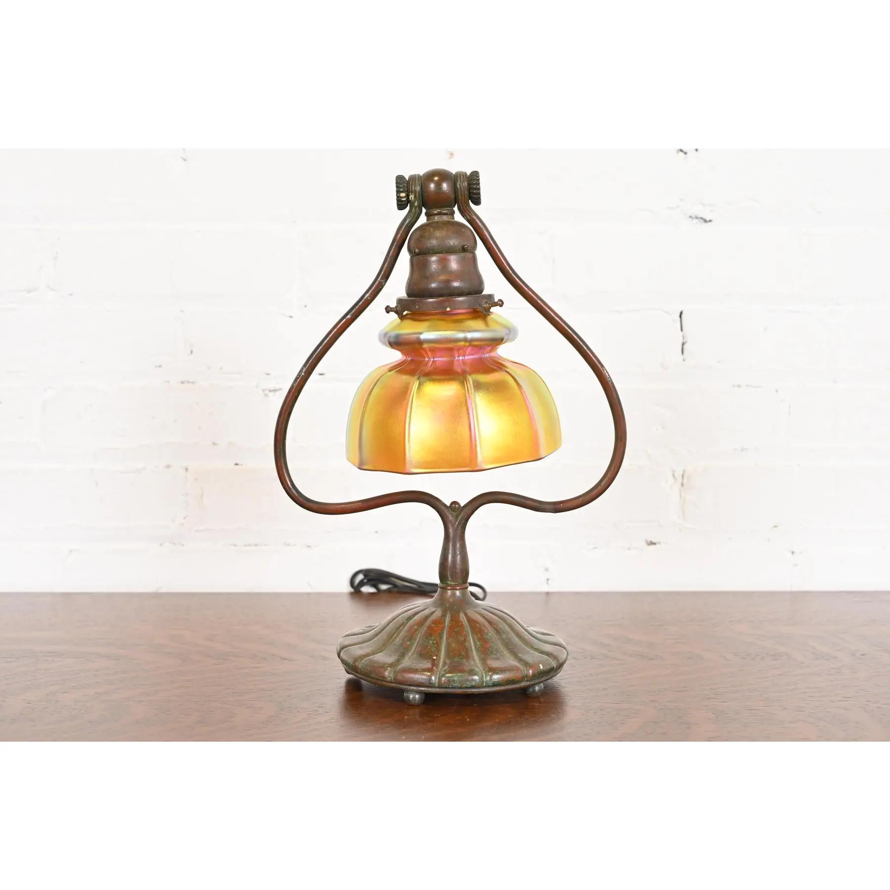 Magnifique lampe de bureau ou lampe de table à harpe en bronze d'époque Arts & Crafts ou Art Deco

Par les studios Tiffany (signature de la base sur le dessous)

New York, États-Unis, Début du XXe siècle

Base en bronze patiné, avec un magnifique