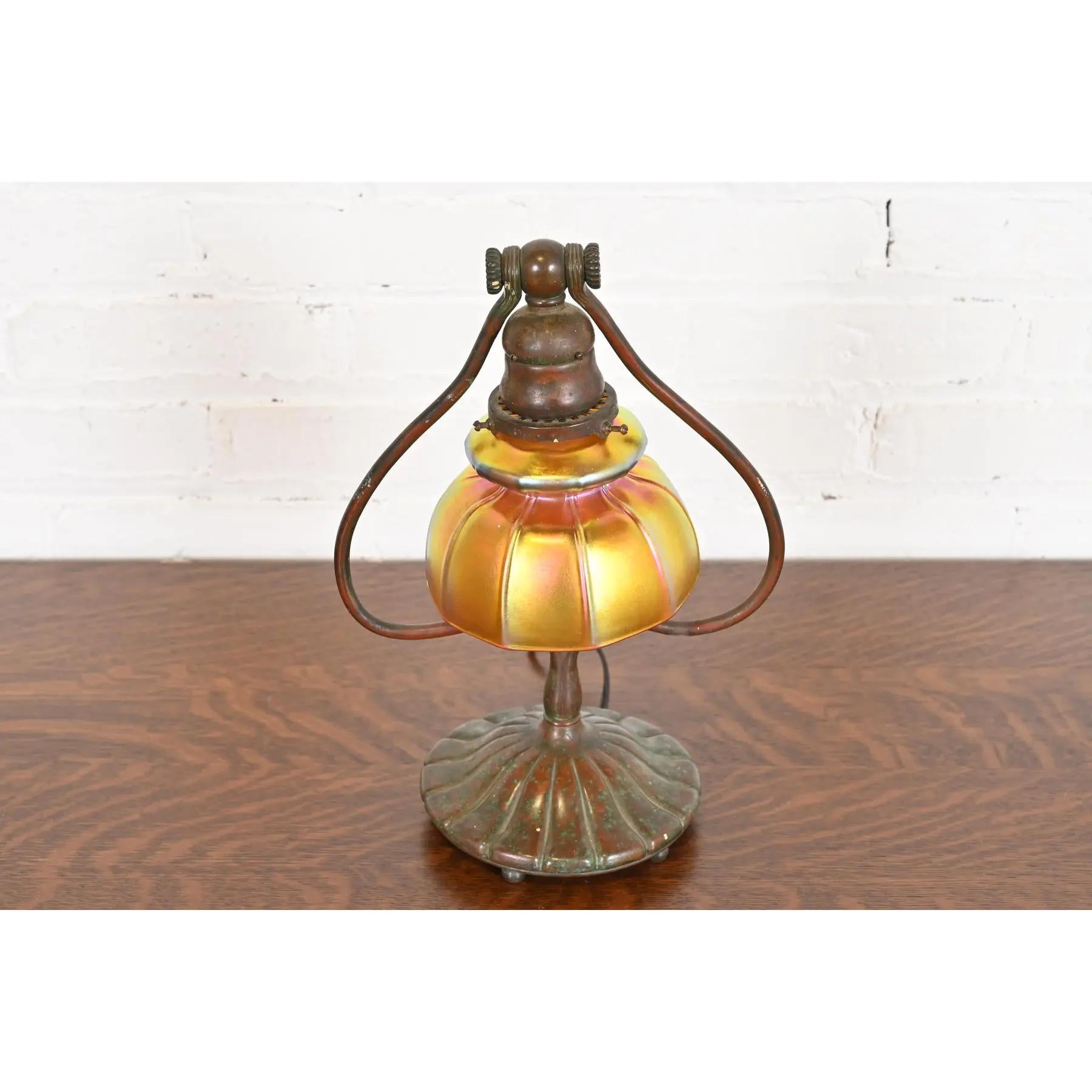 Arts and Crafts Tiffany Studios New York lampe de bureau Harp Favrile en verre d'art irisé en vente