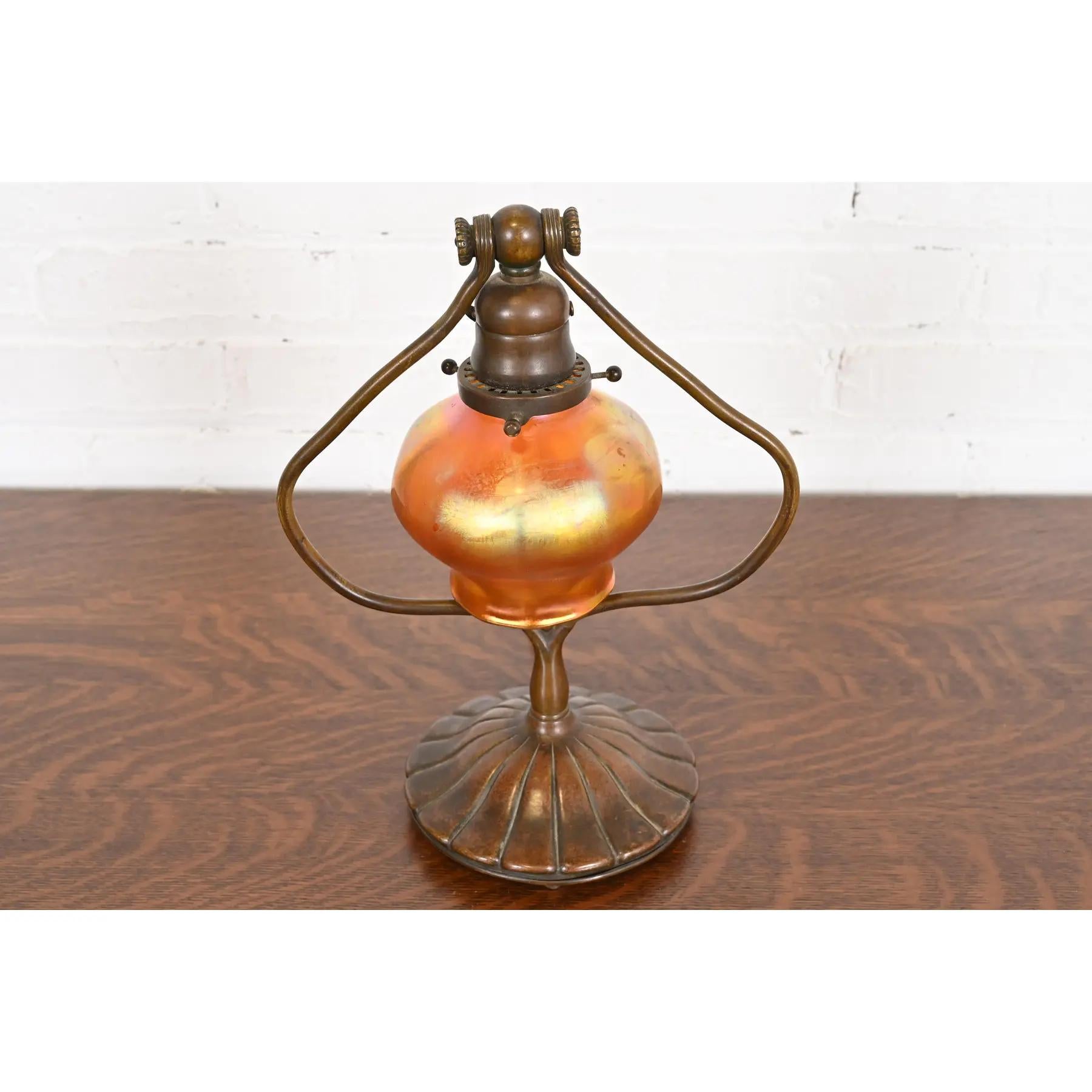 Tiffany Studios Nueva York Arpa de Bronce Favrile Iridiscente Lámpara de escritorio de vidrio artístico Artes y manualidades en venta