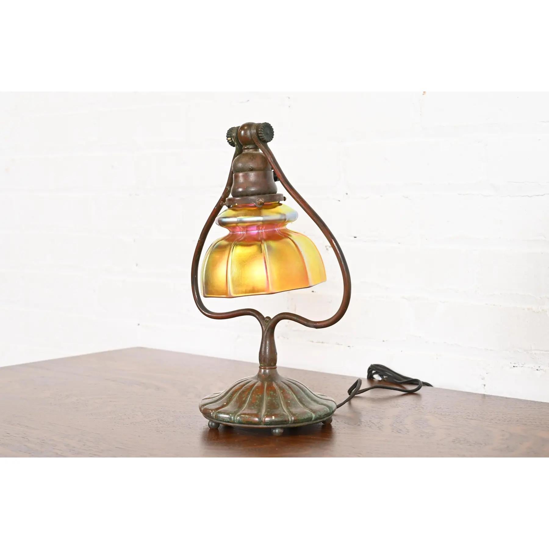 Américain Tiffany Studios New York lampe de bureau Harp Favrile en verre d'art irisé en vente