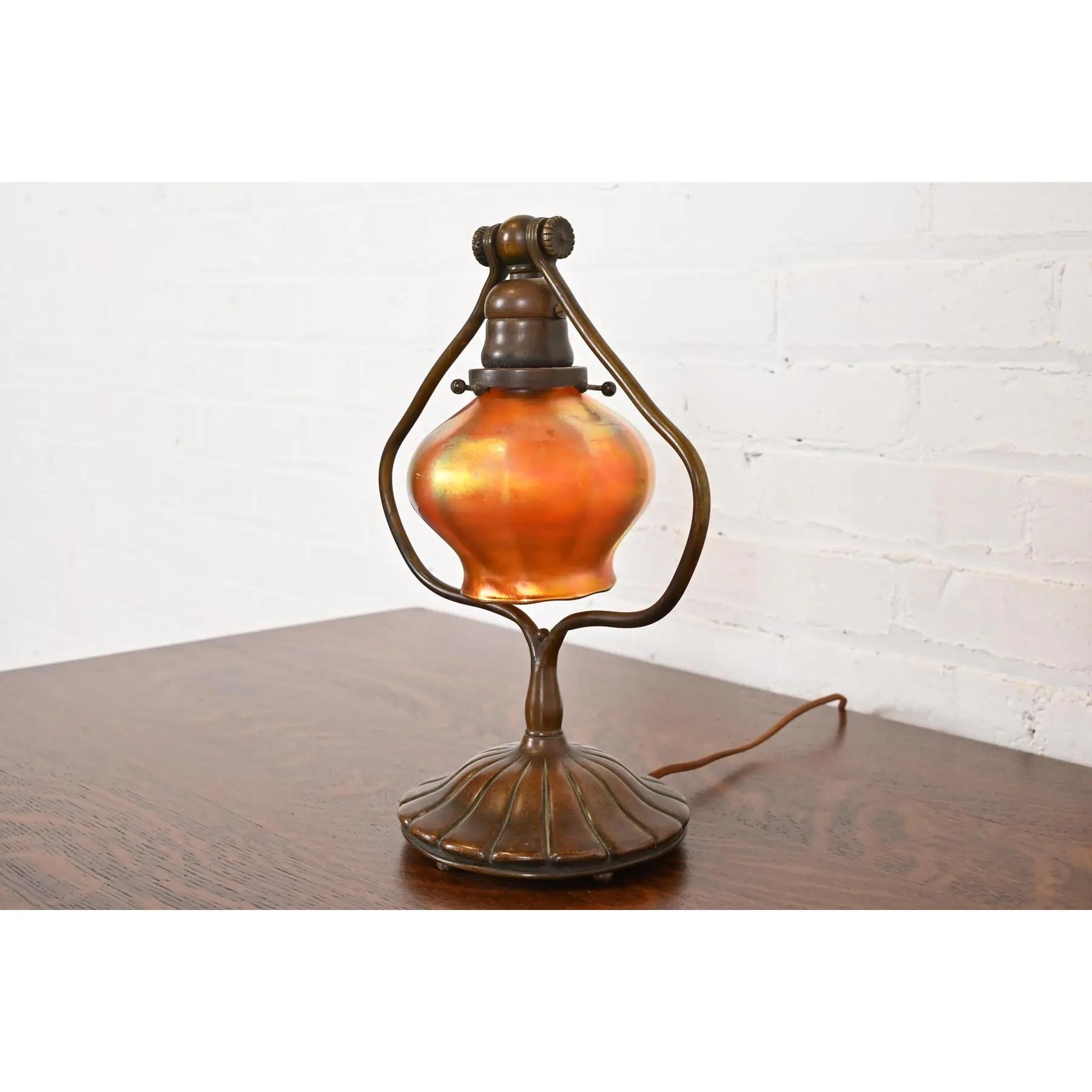 Tiffany Studios Nueva York Arpa de Bronce Favrile Iridiscente Lámpara de escritorio de vidrio artístico Estadounidense en venta
