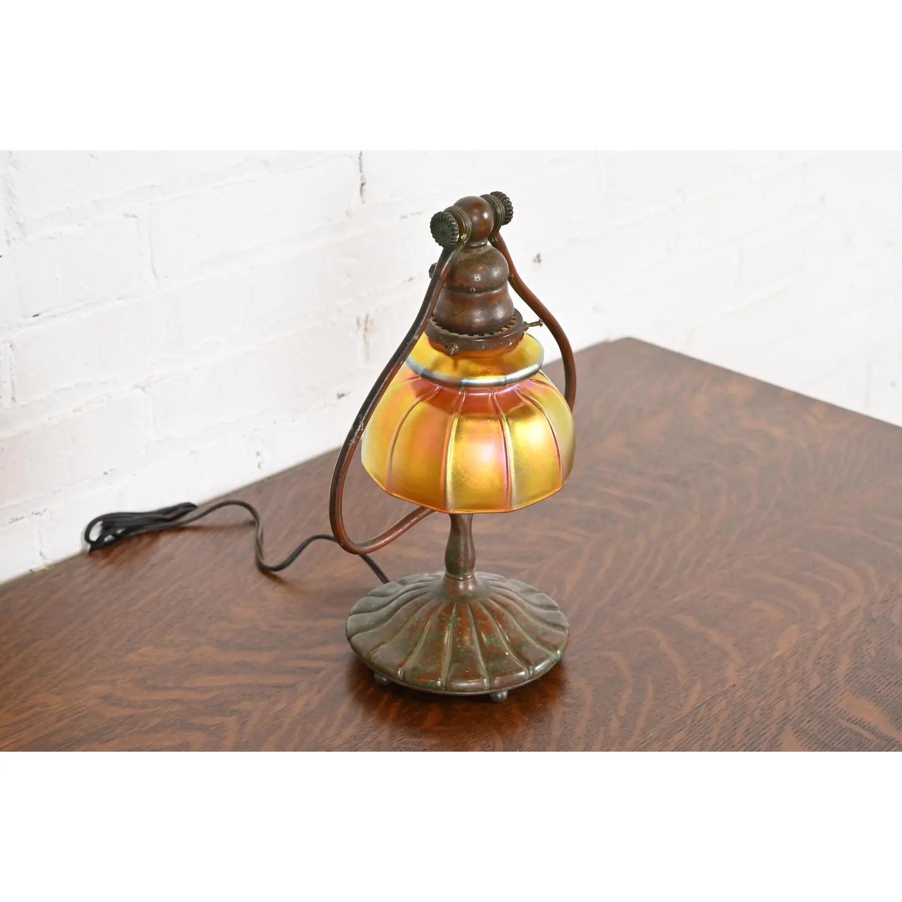 Tiffany Studios New York lampe de bureau Harp Favrile en verre d'art irisé Bon état - En vente à South Bend, IN
