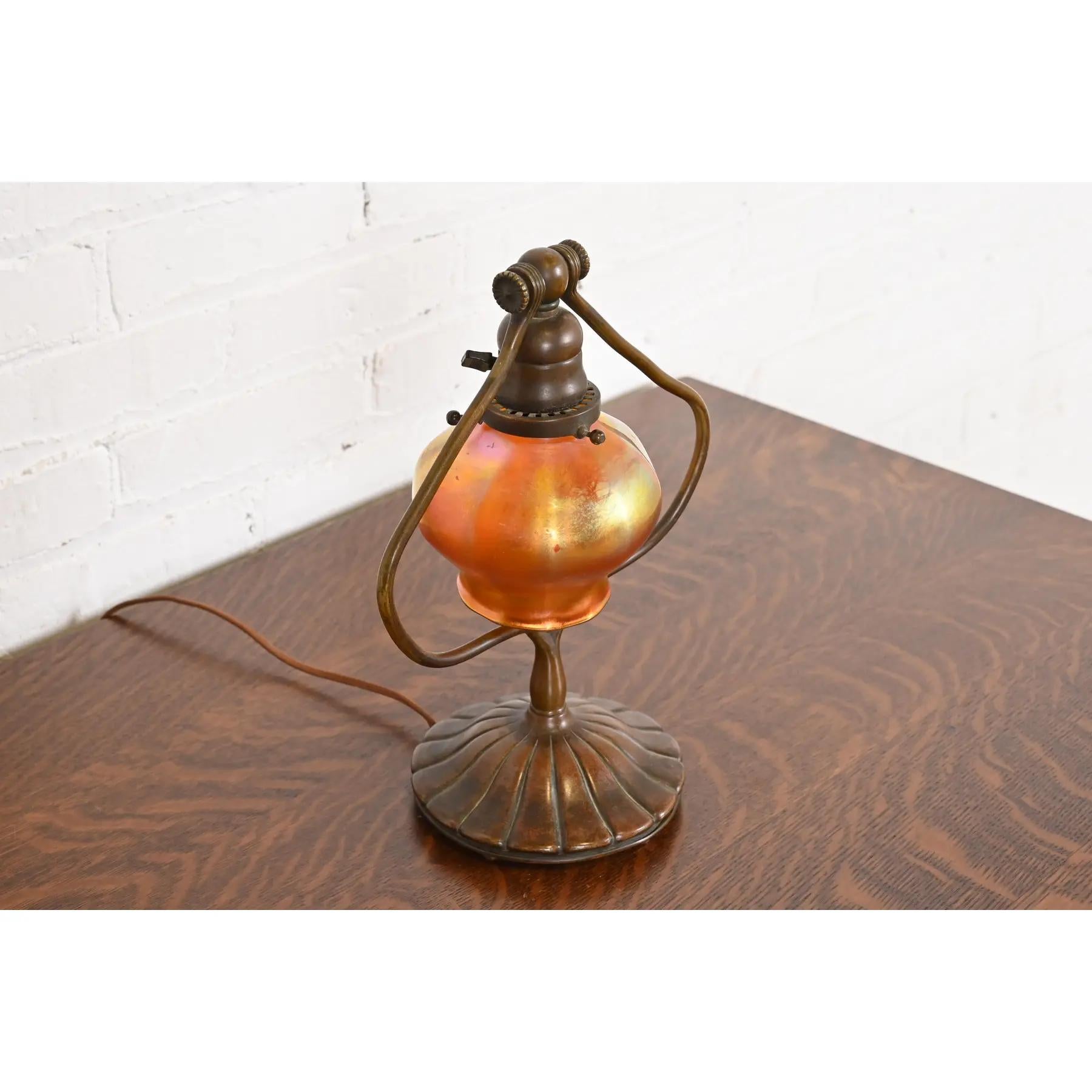 Tiffany Studios Nueva York Arpa de Bronce Favrile Iridiscente Lámpara de escritorio de vidrio artístico en Bueno estado para la venta en South Bend, IN
