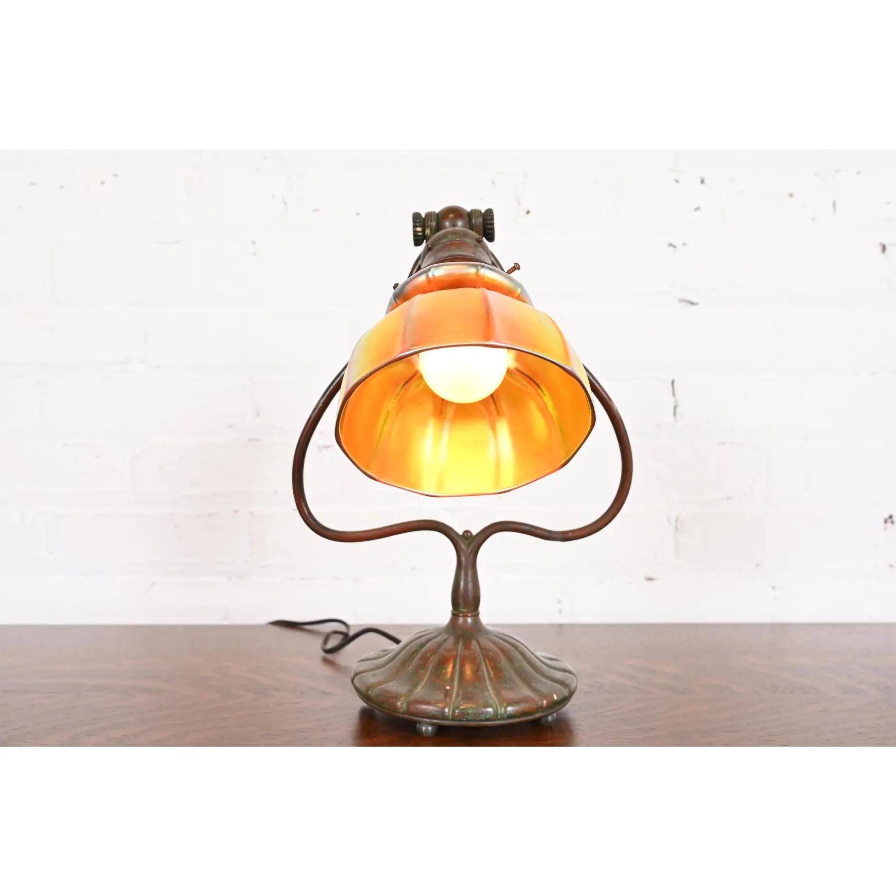 20ième siècle Tiffany Studios New York lampe de bureau Harp Favrile en verre d'art irisé en vente