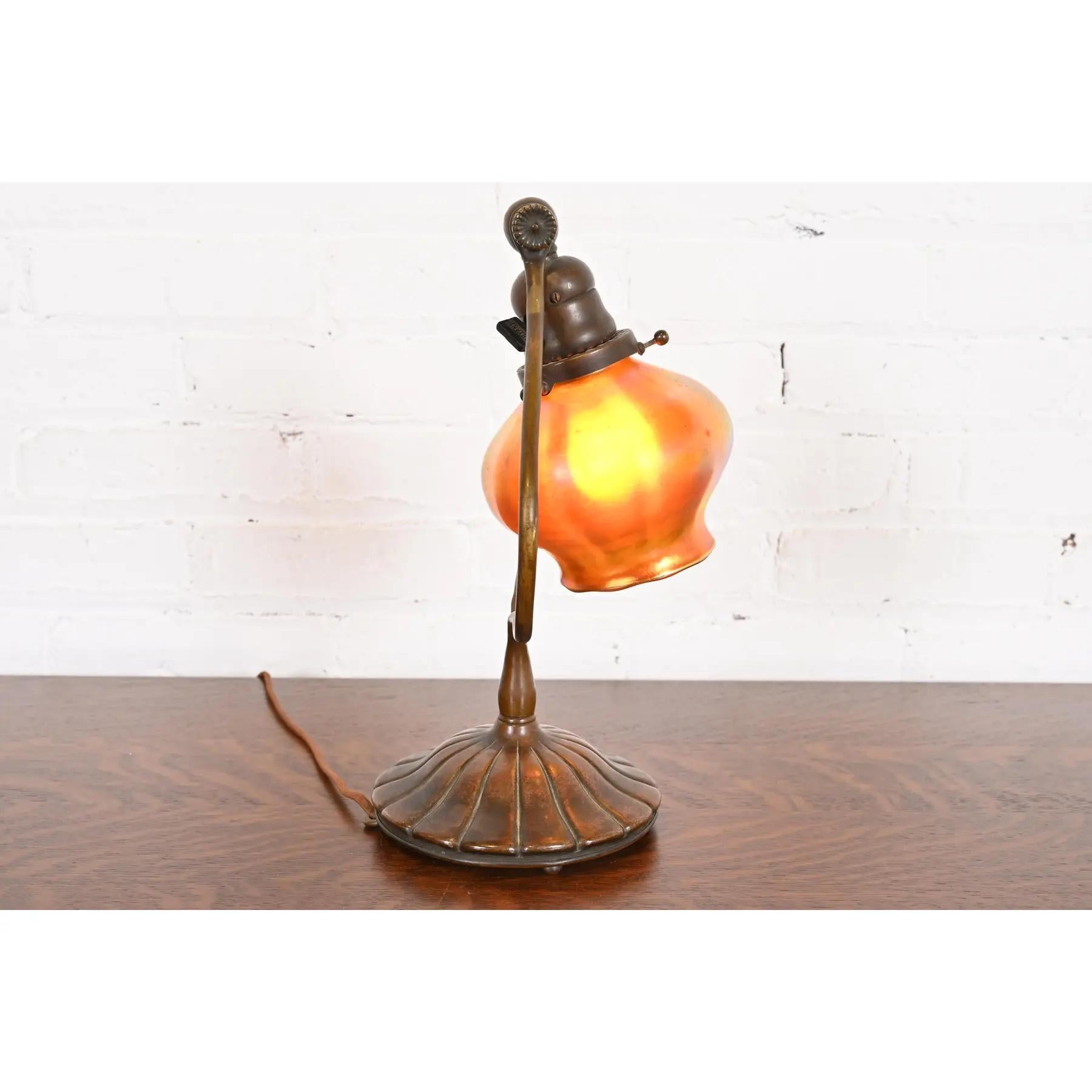 Tiffany Studios Nueva York Arpa de Bronce Favrile Iridiscente Lámpara de escritorio de vidrio artístico siglo XX en venta