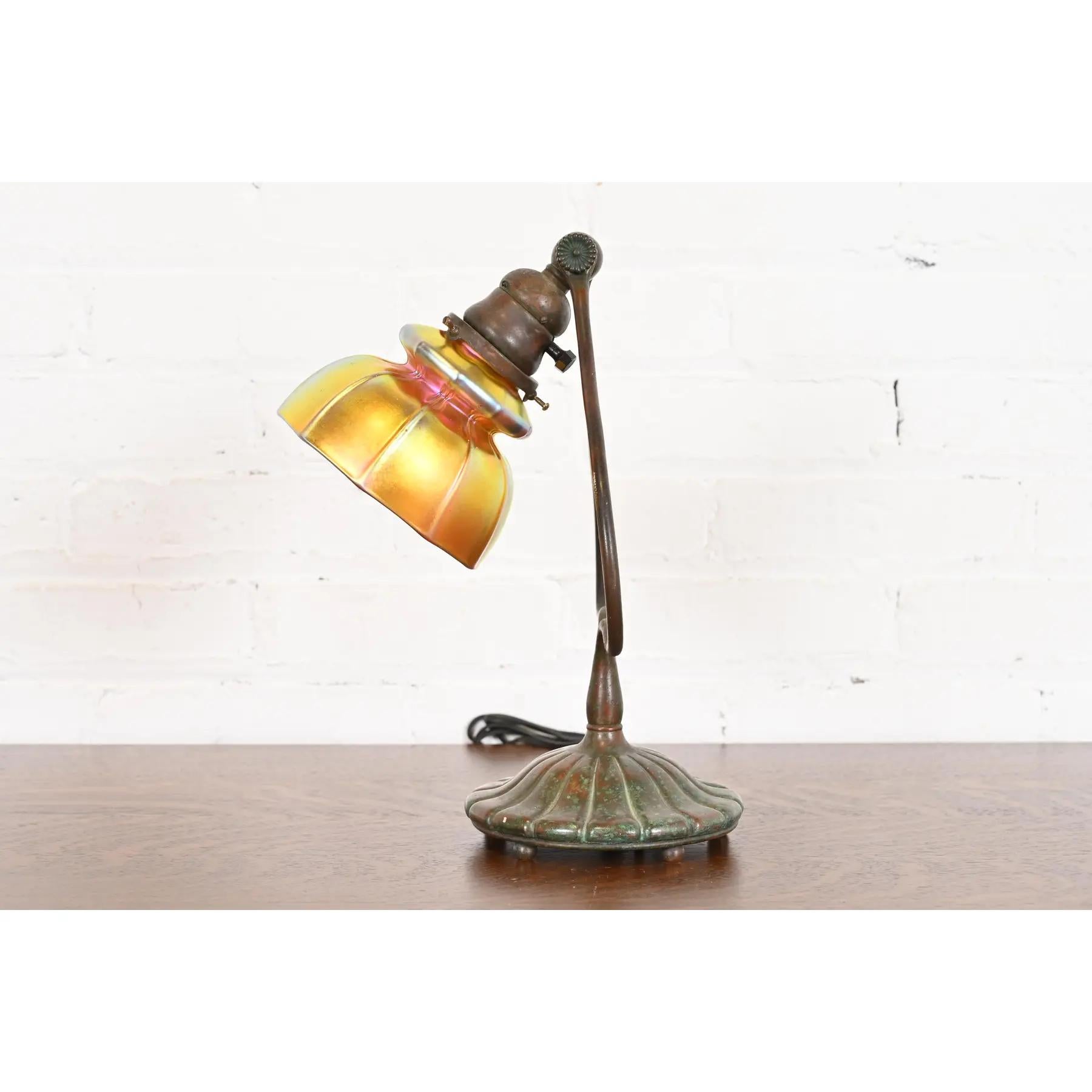 Bronze Tiffany Studios New York lampe de bureau Harp Favrile en verre d'art irisé en vente